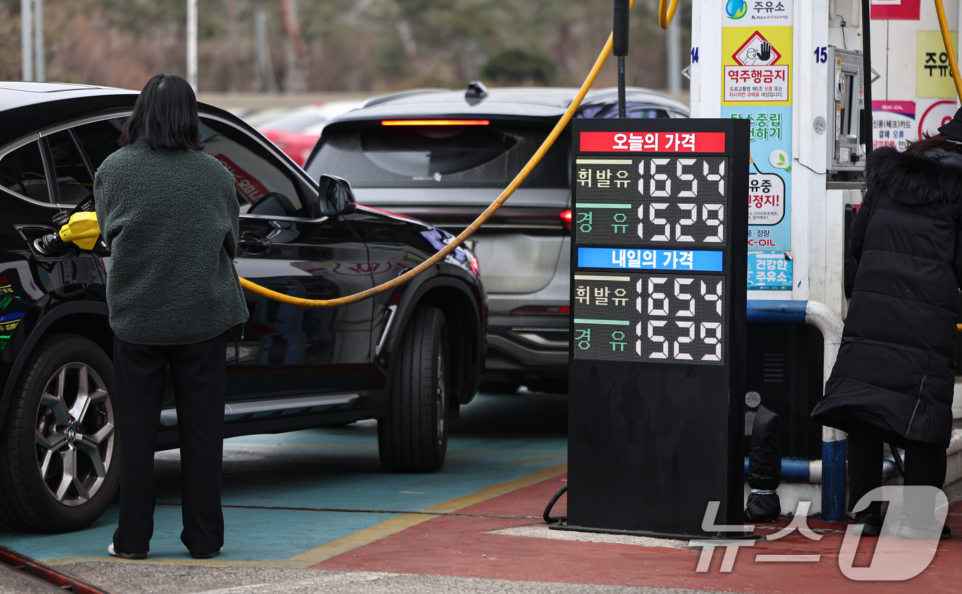 (서울=뉴스1) 김도우 기자 = 18일 서울 서초구 경부고속도로 만남의광장 휴게소 내 주유소에서 운전자들이 주유를 하고 있다.한국석유공사 유가정보시스템 오피넷에 따르면 1월 둘째 …