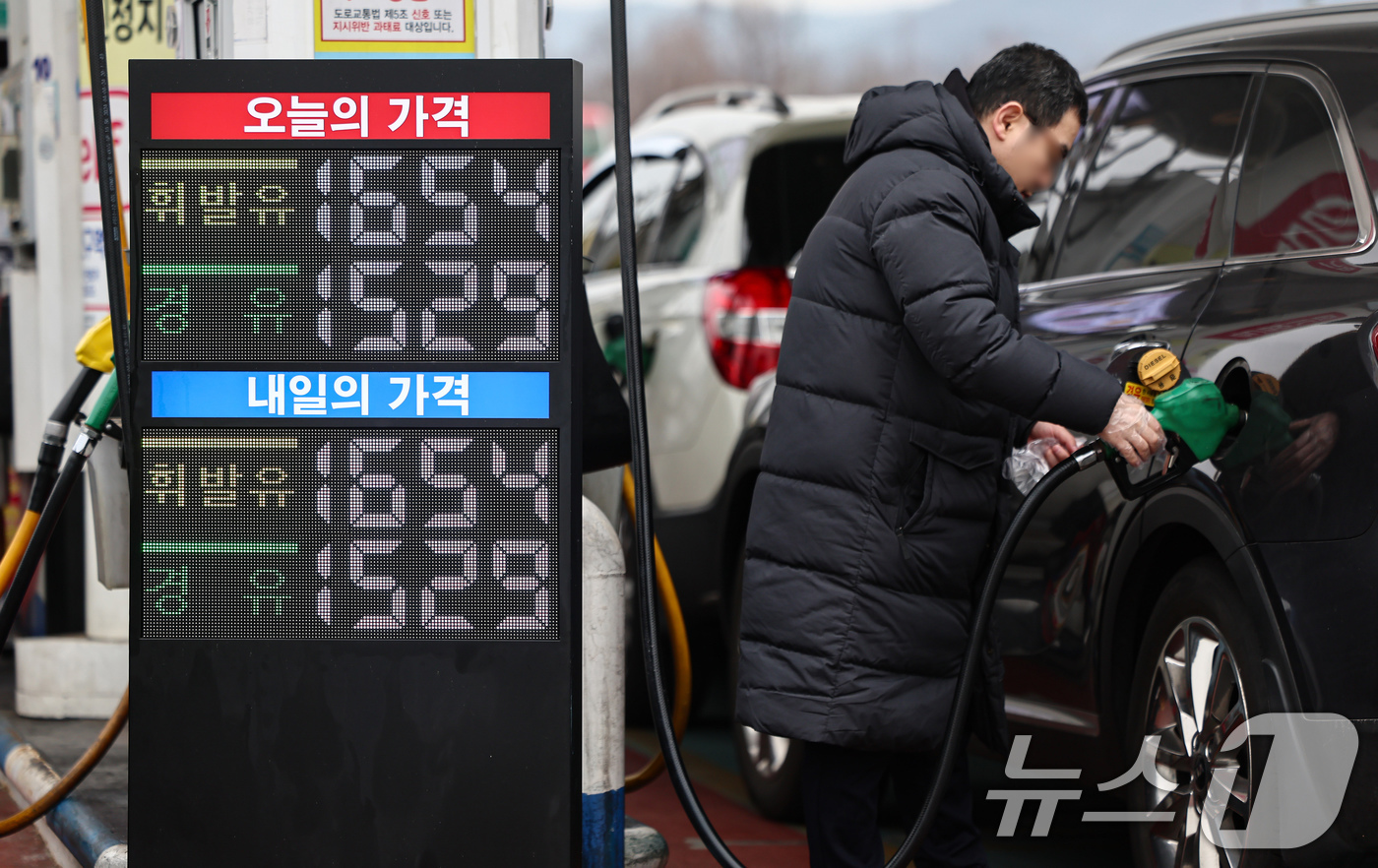 (서울=뉴스1) 김도우 기자 = 18일 서울 서초구 경부고속도로 만남의광장 휴게소 내 주유소에서 운전자들이 주유를 하고 있다.한국석유공사 유가정보시스템 오피넷에 따르면 1월 둘째 …