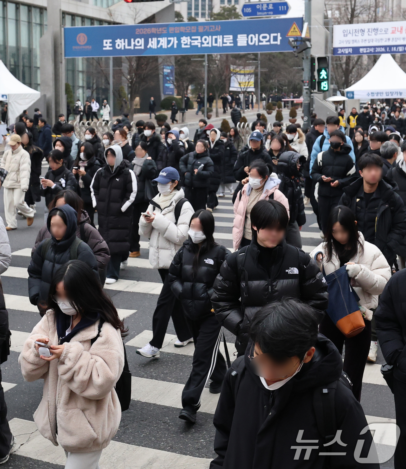 (서울=뉴스1) 오대일 기자 = 18일 서울 동대문구 한국외국어대학교에서 2026학년도 편입학 필기고사를 치른 수험생들이 시험 종료 후 고사장을 나서고 있다.올해 한국외대 편입 전 …
