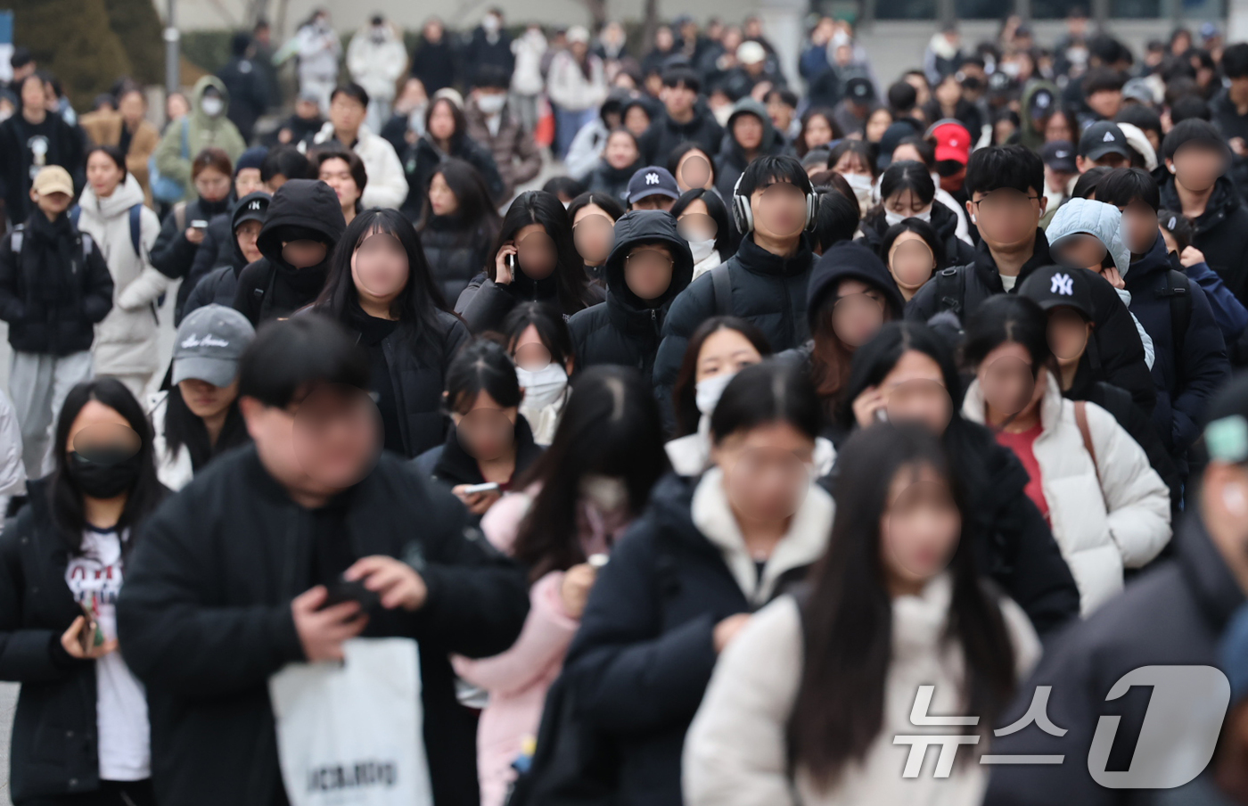 (서울=뉴스1) 오대일 기자 = 18일 서울 동대문구 한국외국어대학교에서 2026학년도 편입학 필기고사를 치른 수험생들이 시험 종료 후 고사장을 나서고 있다.올해 한국외대 편입 전 …