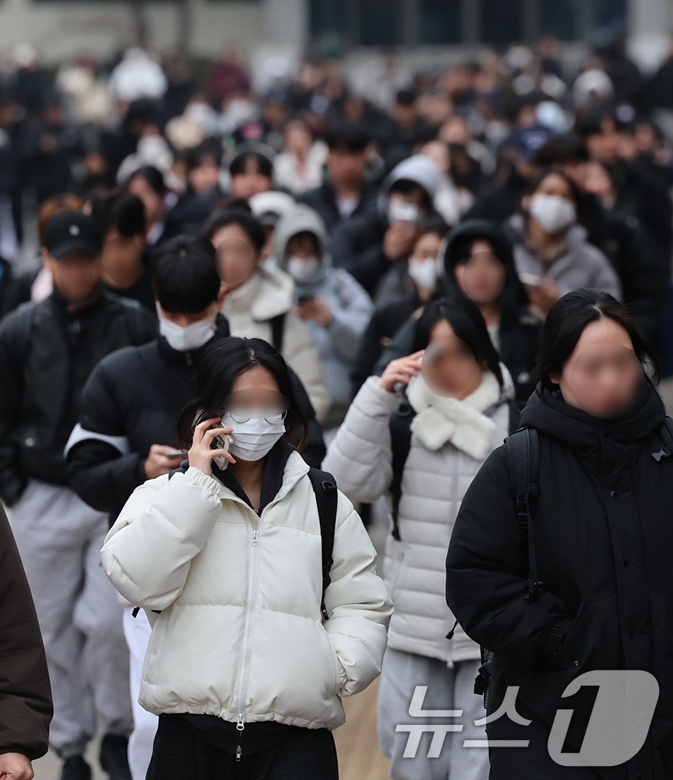 (서울=뉴스1) 오대일 기자 = 18일 서울 동대문구 한국외국어대학교에서 2026학년도 편입학 필기고사를 치른 수험생들이 시험 종료 후 고사장을 나서고 있다.올해 한국외대 편입 전 …