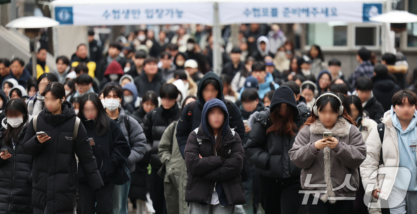 (서울=뉴스1) 오대일 기자 = 18일 서울 동대문구 한국외국어대학교에서 2026학년도 편입학 필기고사를 치른 수험생들이 시험 종료 후 고사장을 나서고 있다.올해 한국외대 편입 전 …