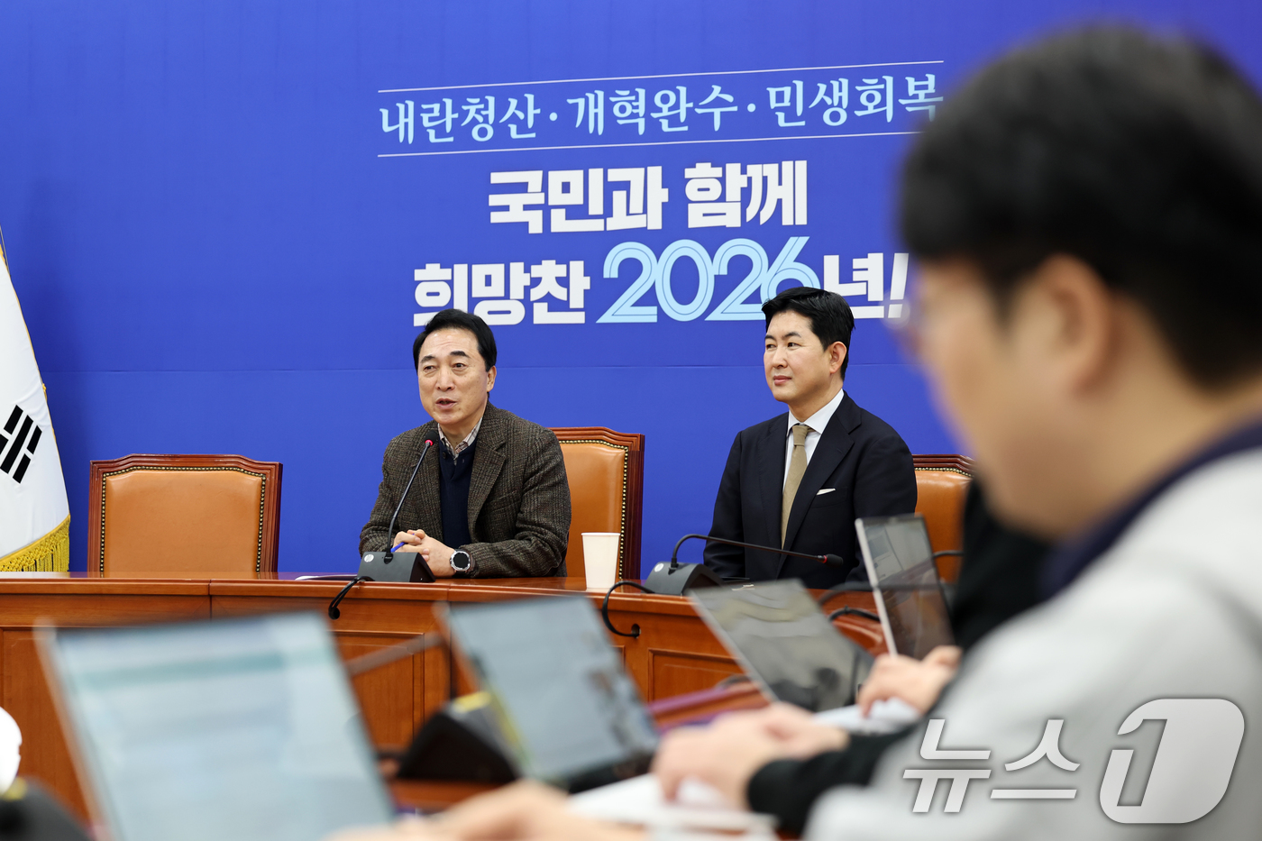 (서울=뉴스1) 이승배 기자 = 박수현 더불어민주당 수석대변인이 18일 서울 여의도 국회에서 열린 현안 기자간담회에서 취재진의 질문에 답변하고 있다. 2026.1.18/뉴스1