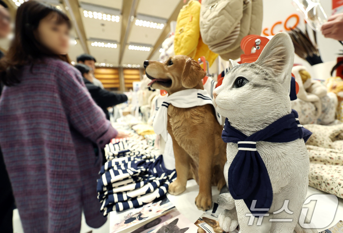 (서울=뉴스1) 구윤성 기자 = 18일 서울 강남구 코엑스에서 열린 '2026 가낳지모(가슴으로 낳아 지갑으로 모셨다) 캣페어'에서 관람객들이 반려고양이 용품을 둘러보고 있다. 2 …