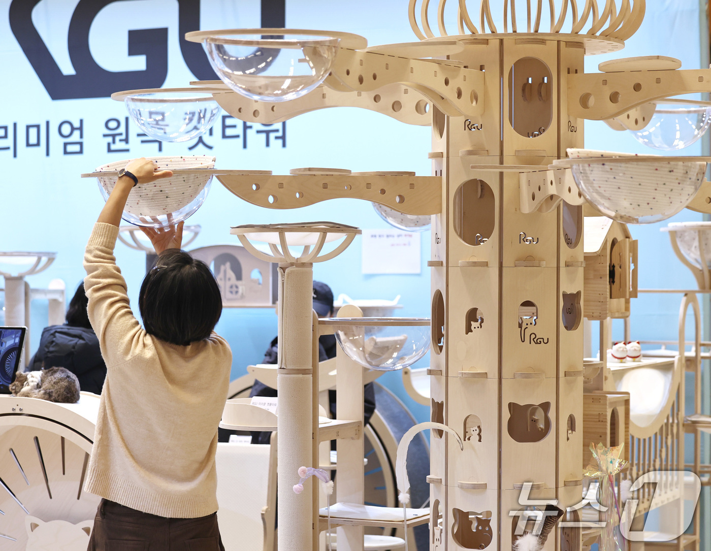 (서울=뉴스1) 구윤성 기자 = 18일 서울 강남구 코엑스에서 열린 '2026 가낳지모(가슴으로 낳아 지갑으로 모셨다) 캣페어'에서 관람객들이 반려고양이 용품을 둘러보고 있다. 2 …