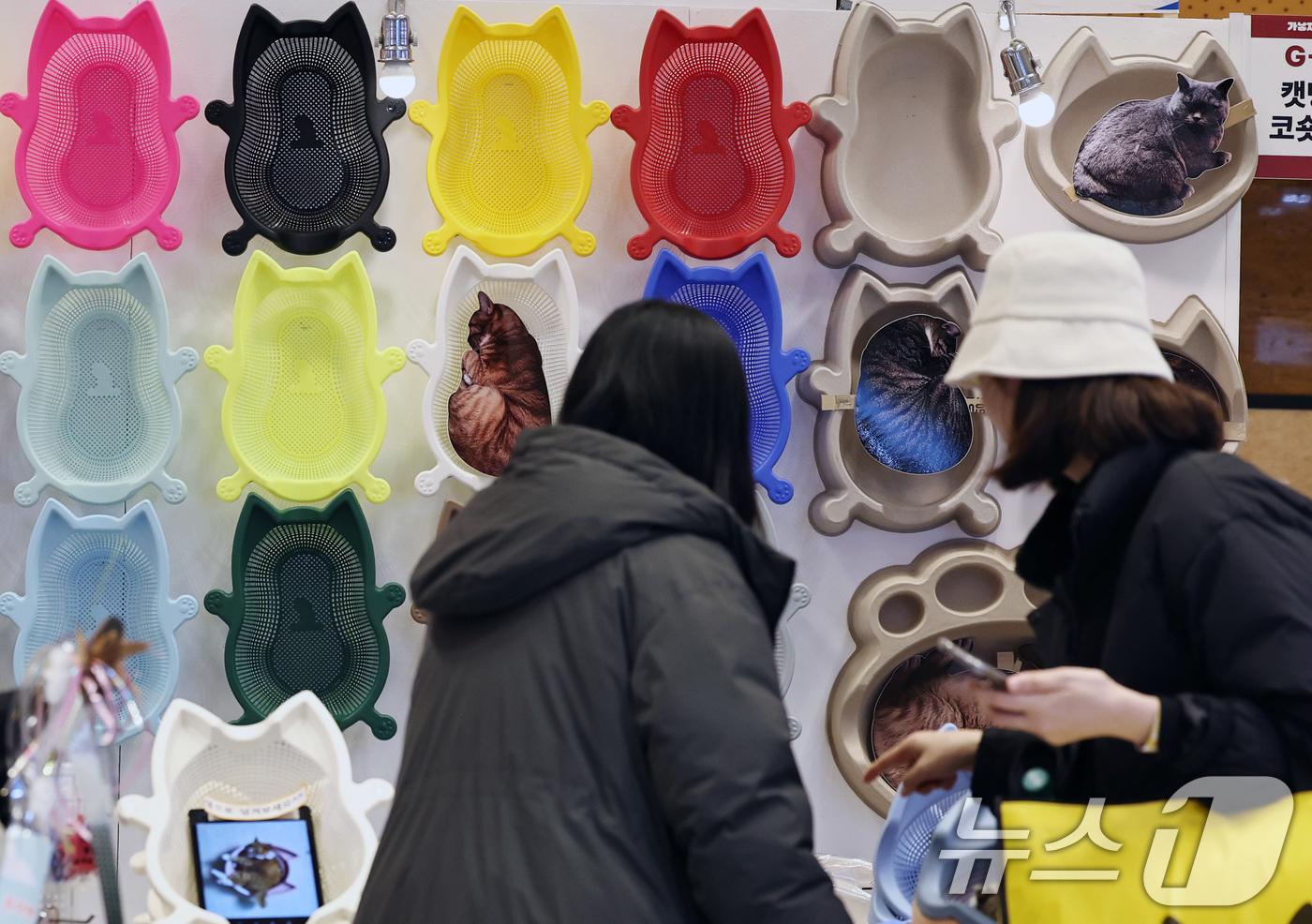 (서울=뉴스1) 구윤성 기자 = 18일 서울 강남구 코엑스에서 열린 '2026 가낳지모(가슴으로 낳아 지갑으로 모셨다) 캣페어'에서 관람객들이 반려고양이 용품을 둘러보고 있다. 2 …
