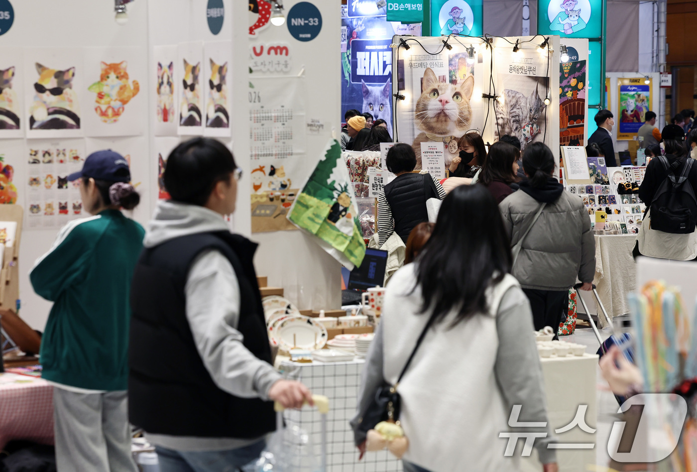 (서울=뉴스1) 구윤성 기자 = 18일 서울 강남구 코엑스에서 열린 '2026 가낳지모(가슴으로 낳아 지갑으로 모셨다) 캣페어'에서 관람객들이 반려고양이 용품을 둘러보고 있다. 2 …