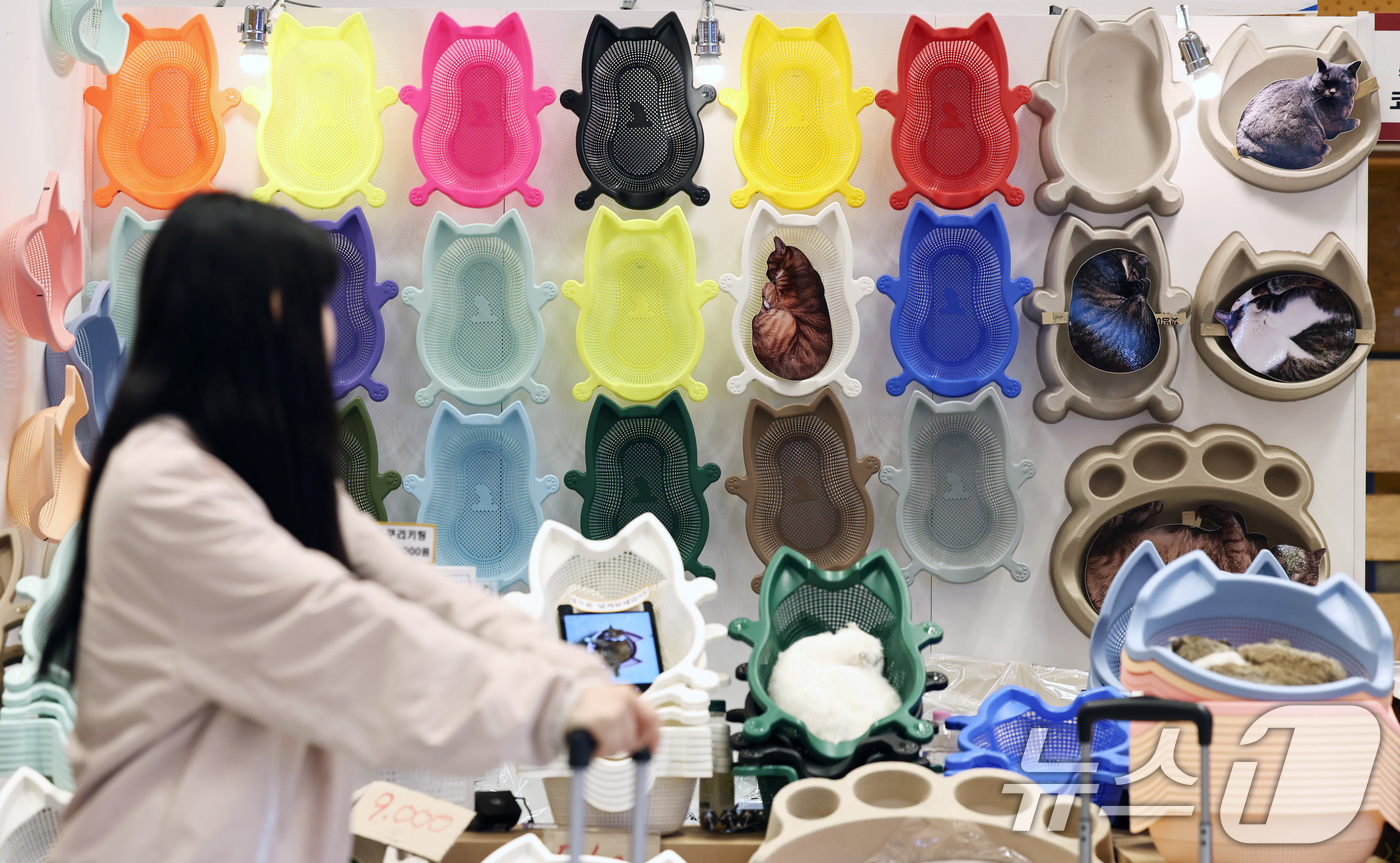 (서울=뉴스1) 구윤성 기자 = 18일 서울 강남구 코엑스에서 열린 '2026 가낳지모(가슴으로 낳아 지갑으로 모셨다) 캣페어'에서 관람객들이 반려고양이 용품을 둘러보고 있다. 2 …