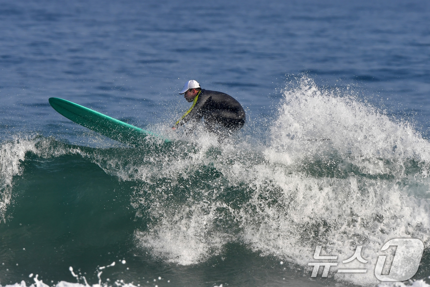 (포항=뉴스1) 최창호 기자 = 18일 경북 포항시 북구 흥해읍 용한리 해수욕장에서 서퍼들이 겨울 파도를 타고 있다. 2026.1.18/뉴스1