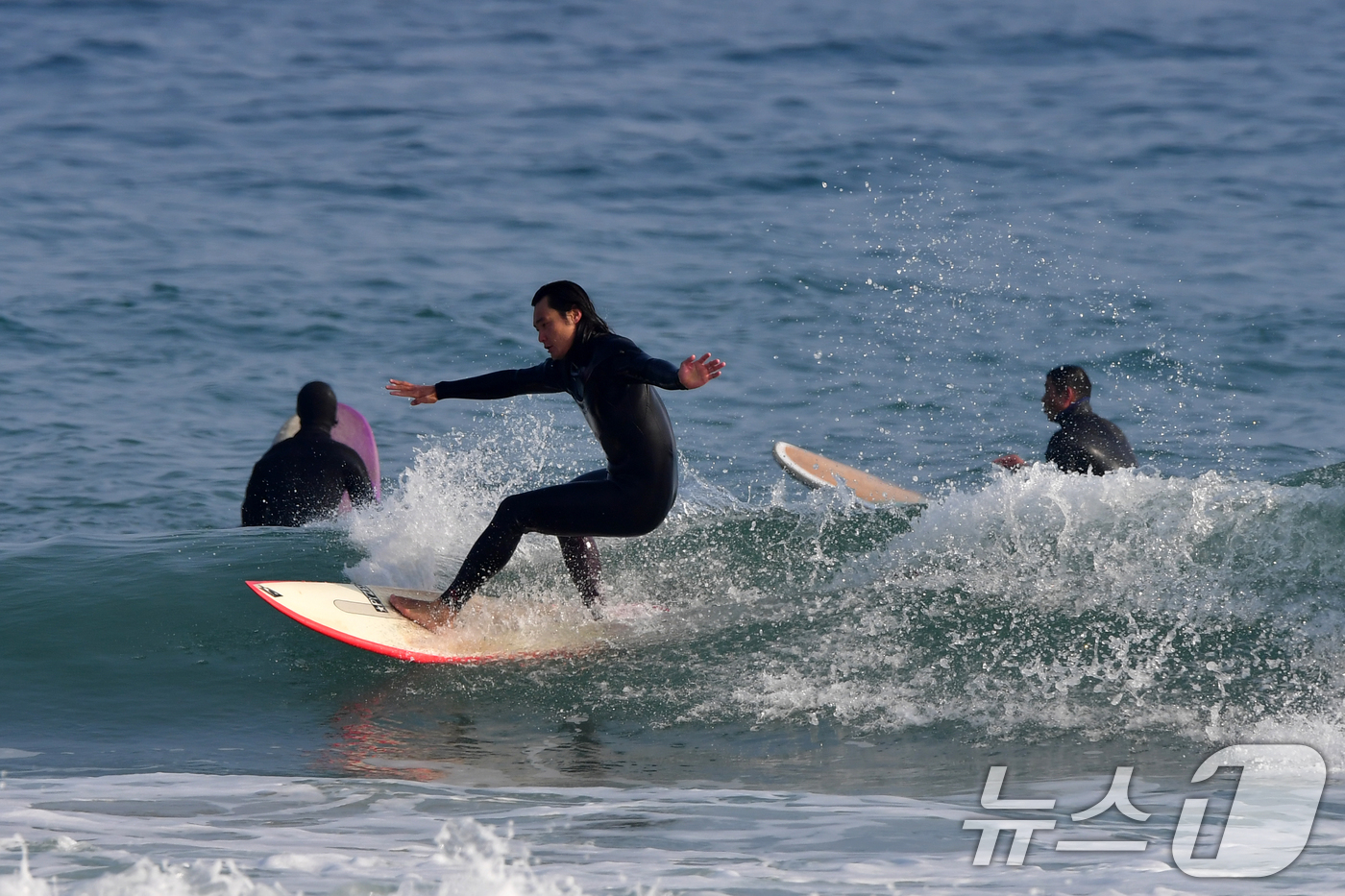 (포항=뉴스1) 최창호 기자 = 18일 경북 포항시 북구 흥해읍 용한리 해수욕장에서 서퍼들이 겨울 파도를 타고 있다. 2026.1.18/뉴스1