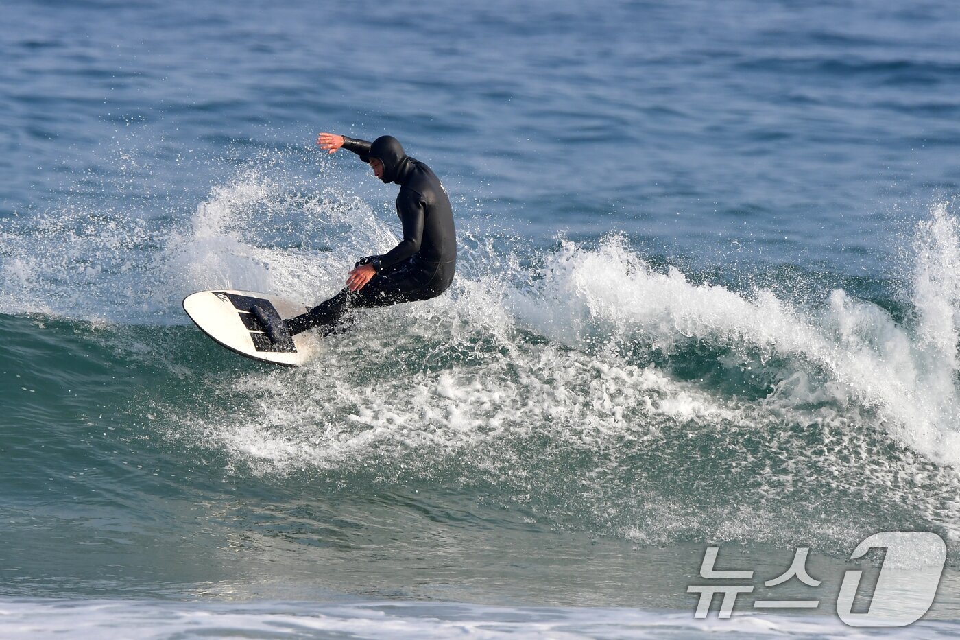 본문 이미지 - 18일 경북 포항시 북구 흥해읍 용한리 해수욕장에서 서퍼가 겨울 파도를 타며 휴일을 보내고 있다. 2026.1.18/뉴스1 ⓒ News1 최창호 기자