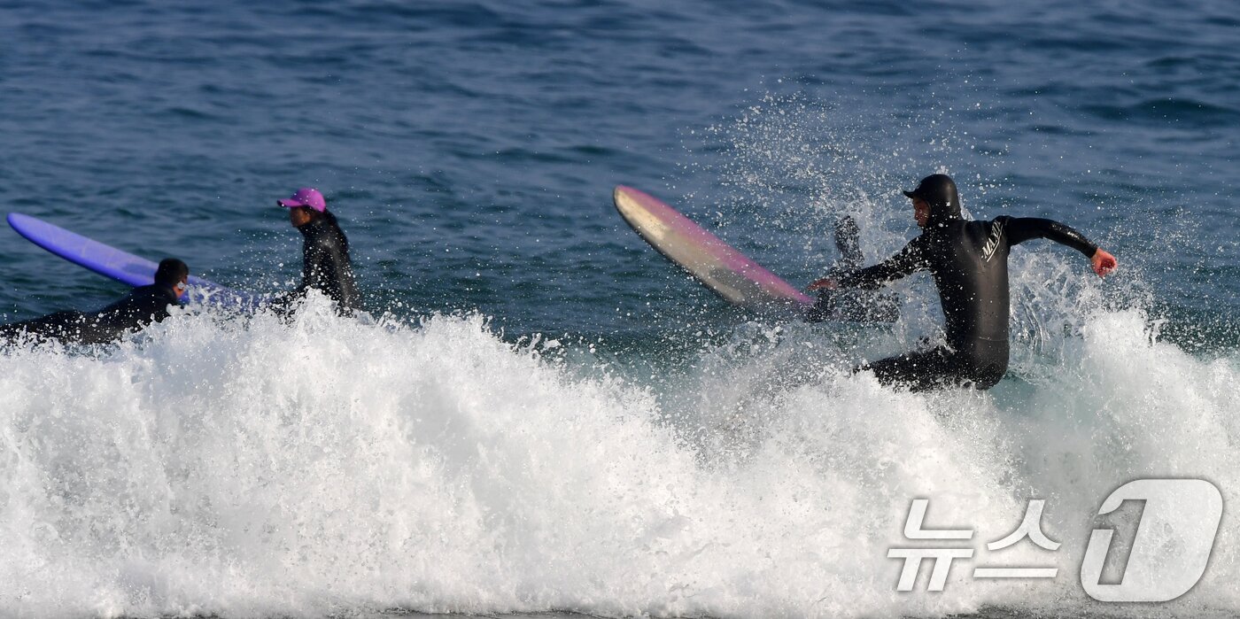본문 이미지 - 18일 경북 포항시 북구 흥해읍 용한리 해수욕장에서 서퍼들이 겨울 파도 속으로 사라지고 있다. 2026.1.18/뉴스1 ⓒ News1 최창호 기자
