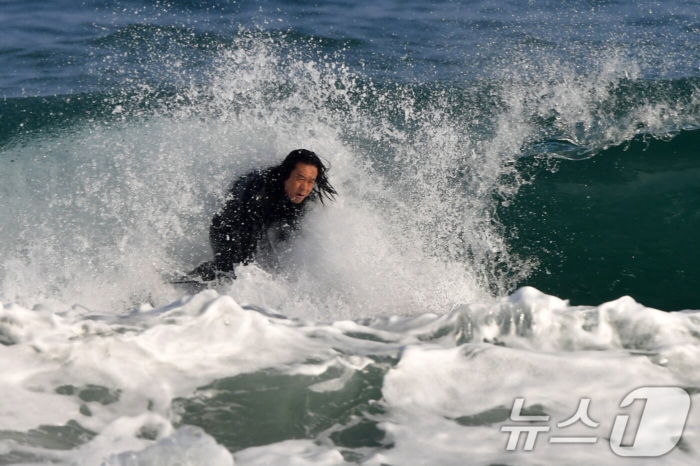 본문 이미지 - 18일 경북 포항시 북구 흥해읍 용한리 해수욕장에서 서퍼가 겨울 파도와 한판 대결을 펼치고 있다. 2026.1.18/뉴스1 ⓒ News1 최창호 기자