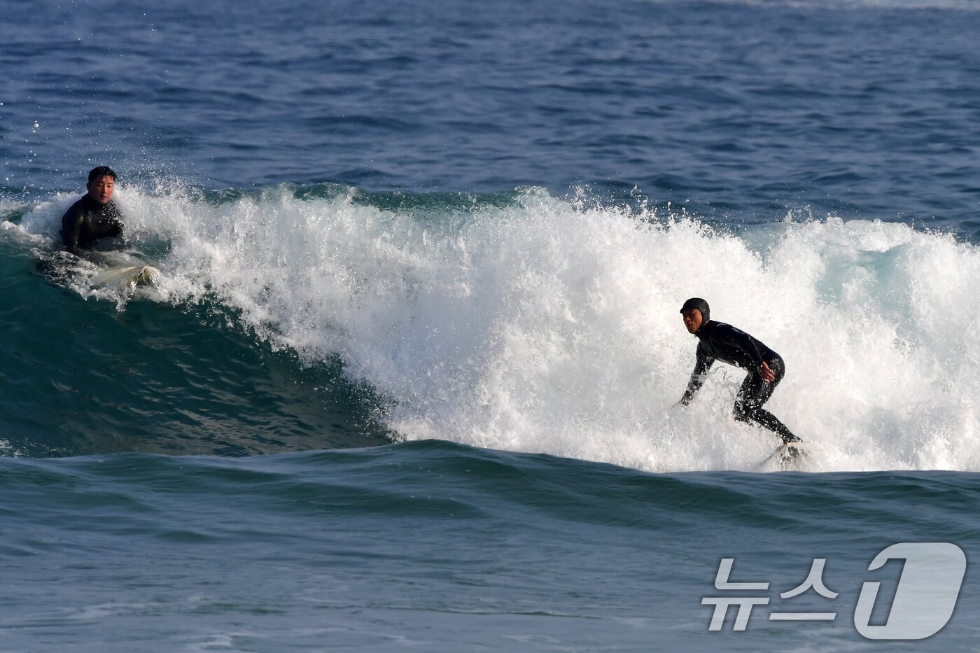 본문 이미지 - 18일 경북 포항시 북구 흥해읍 용한리 해수욕장에서 서퍼들이 겨울 파도를 타며 포근한 휴일을 보내고 있다. 2026.1.18/뉴스1 ⓒ News1 최창호 기자