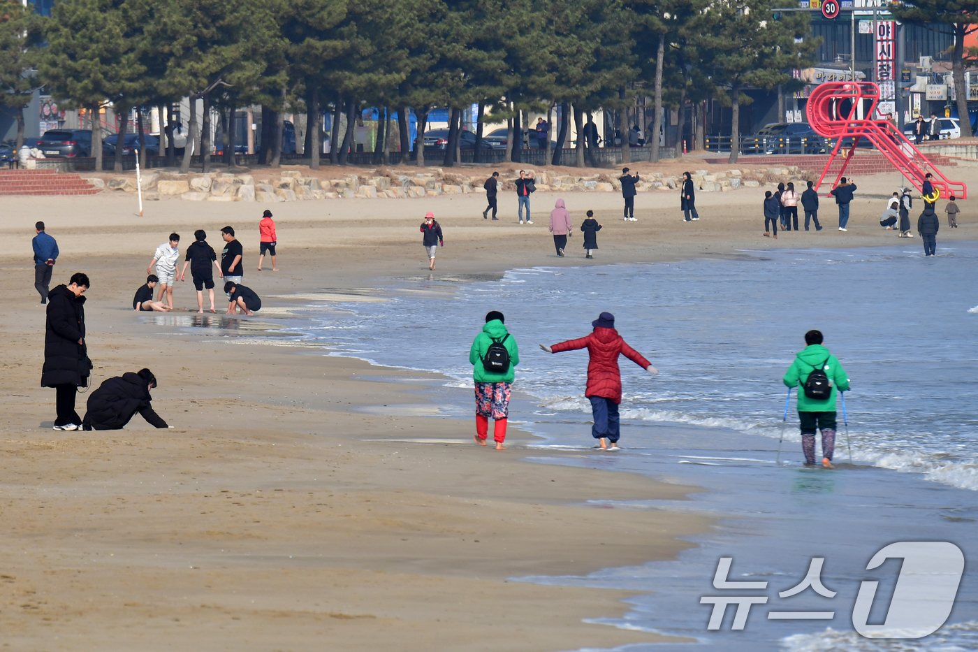 (포항=뉴스1) 최창호 기자 = 경북 포항시의 낮 최고 기온이 10도까지 올라간 18일 오후 영일대해수욕장을 찾은 시민들과 관광객들이 포근한 겨울 오후를 즐기고 있다. 2026.1 …