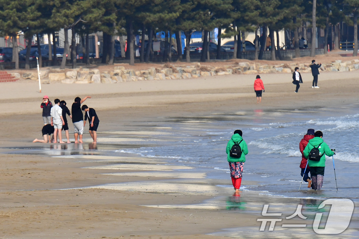 (포항=뉴스1) 최창호 기자 = 경북 포항시의 낮 최고 기온이 10도까지 올라간 18일 오후 영일대해수욕장 백사장에서 청소년들이 포근한 겨울 오후를 즐기고 있다. 2026.1.18 …