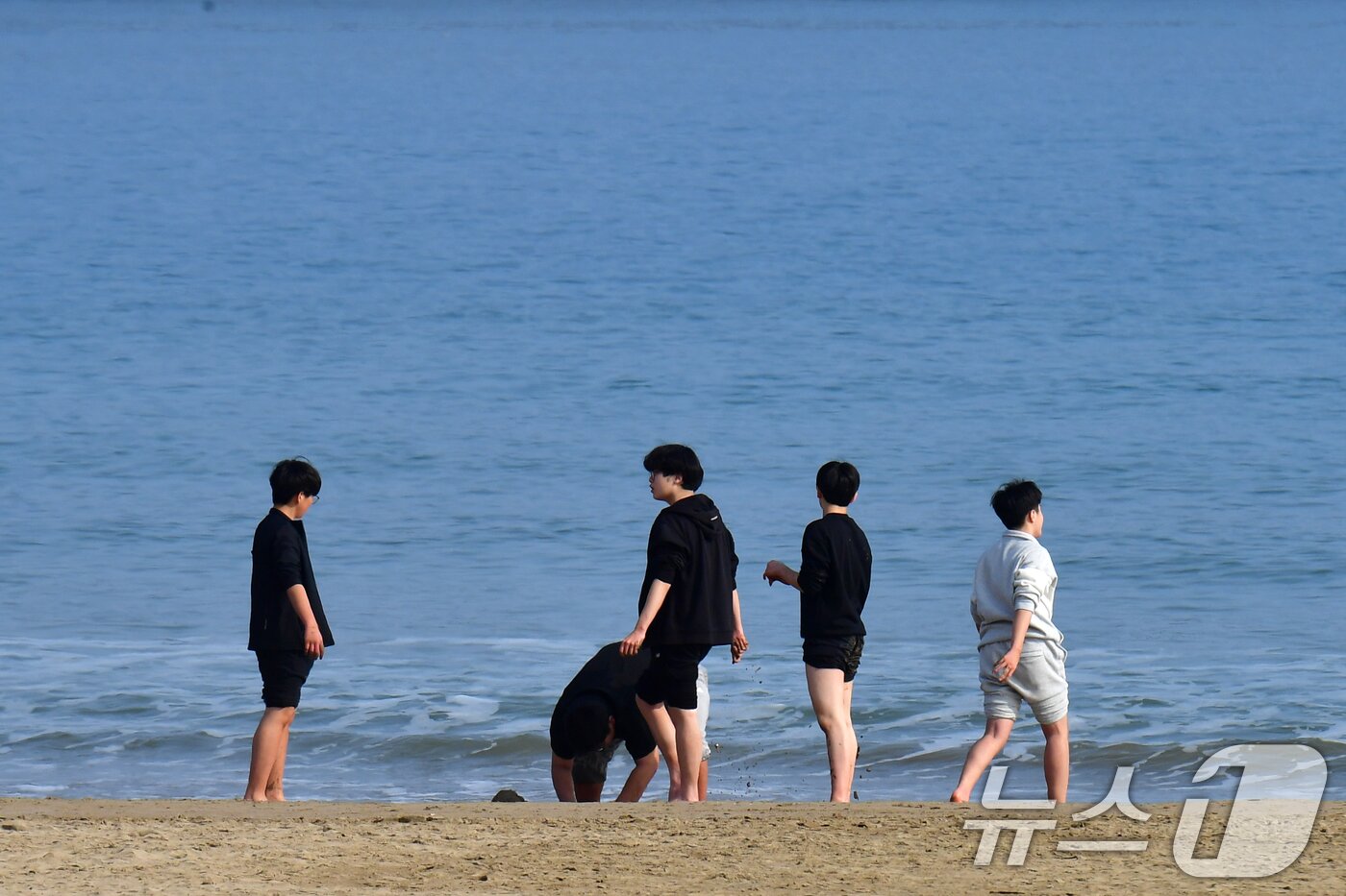 본문 이미지 - 경북 포항시의 낮 최고 기온이 10도까지 올라간 18일 오후 영일대해수욕장 백사장에서 청소년들이 포근한 겨울 오후를 즐기고 있다. 2026.1.18/뉴스1 ⓒ News1 최창호 기자
