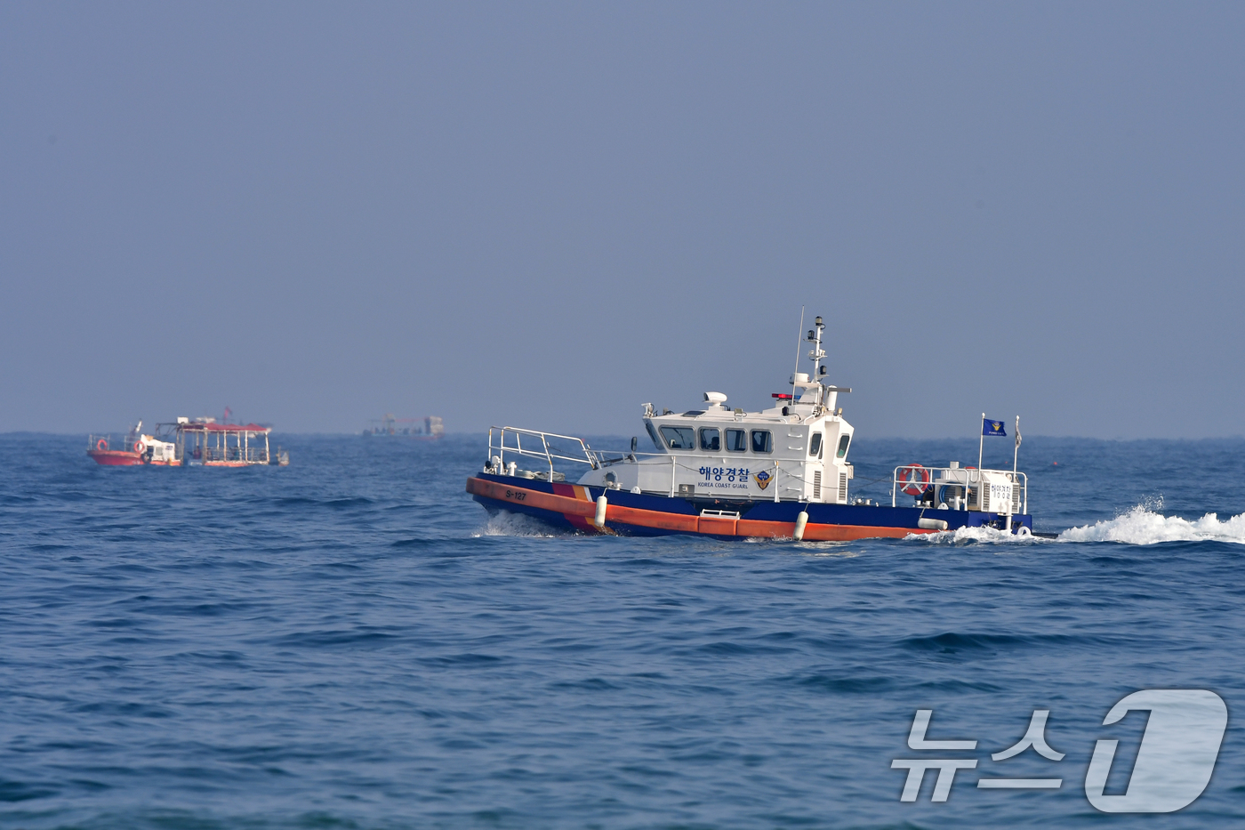 (포항=뉴스1) 최창호 기자 = 18일 경북 포항시 북구 흥해읍 용한리 해수욕장 앞 바다에서 포항해경 연안구조정이 해상안전순찰을 위해 출동하고 있다. 2026.1.18/뉴스1