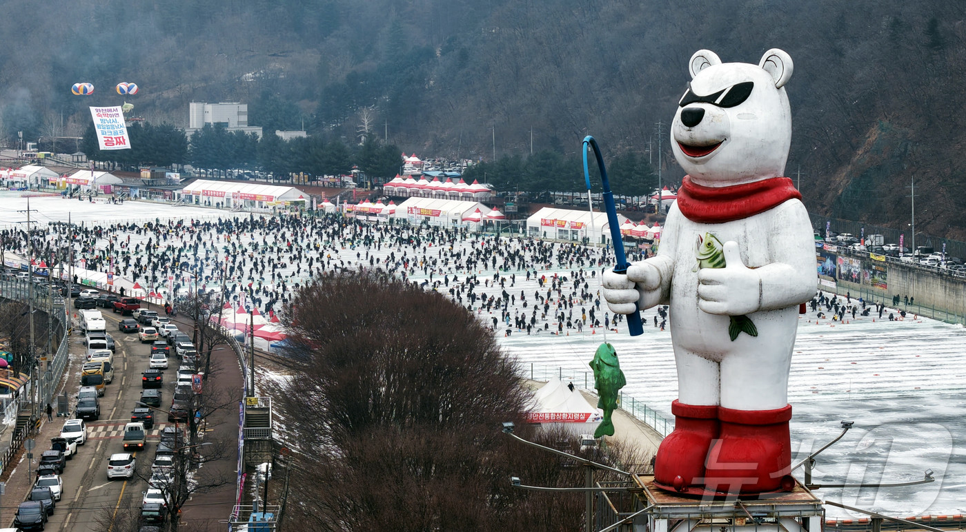 (화천=뉴스1) 한귀섭 기자 = 18일 이른 오전부터 강원 화천산천어축제장을 찾은 관광객들이 산천어 얼음낚시를 즐기고 있다.(화천군 제공, 재판매 및 DB금지) 2026.1.18/ …
