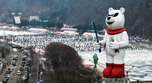 \'얼음 낚시 즐기자\' 화천산천어축제장 북적