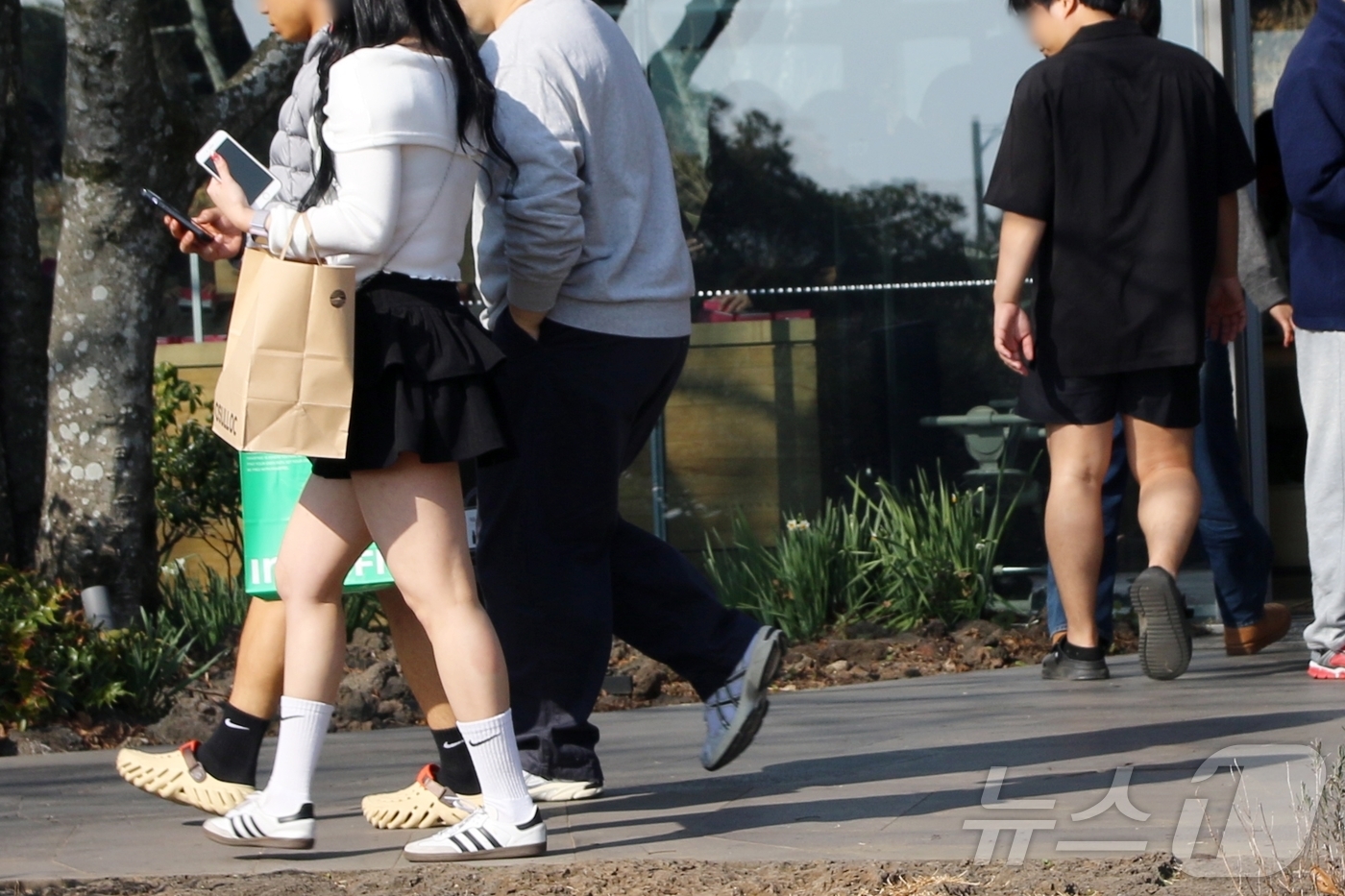 (제주=뉴스1) 홍수영 기자 = 18일 제주도 서귀포시 안덕면 오설록 서광차밭에서 반팔을 입은 여행객. 이날 제주도의 낮 최고기온은 15~17도까지 올랐다.2026.1.18/뉴스1 …