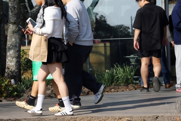 반소매·반바지 입은 1월 중순의 제주