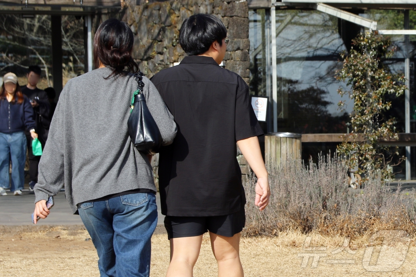 (제주=뉴스1) 홍수영 기자 = 18일 제주도 서귀포시 안덕면 오설록 서광차밭에서 반팔을 입은 여행객이 발걸음을 옮기고 있다. 이날 제주도의 낮 최고기온은 15~17도까지 올랐다. …