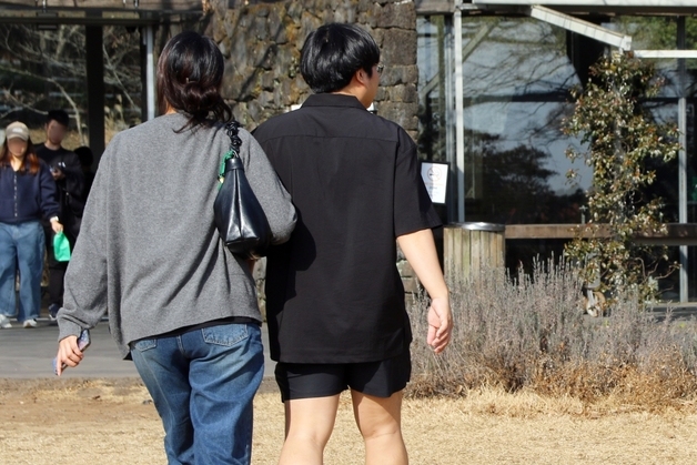 반소매·반바지 입은 1월 중순의 제주