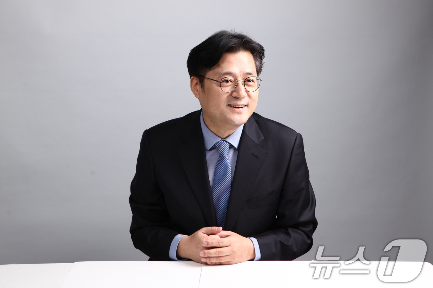 (서울=뉴스1) = 이재명 대통령이 18일 청와대 정무수석비서관으로 홍익표 전 더불어민주당 원내대표를 발탁했다. 이규연 청와대 홍보소통수석은 이날 오후 춘추관에서 브리핑을 통해 정 …