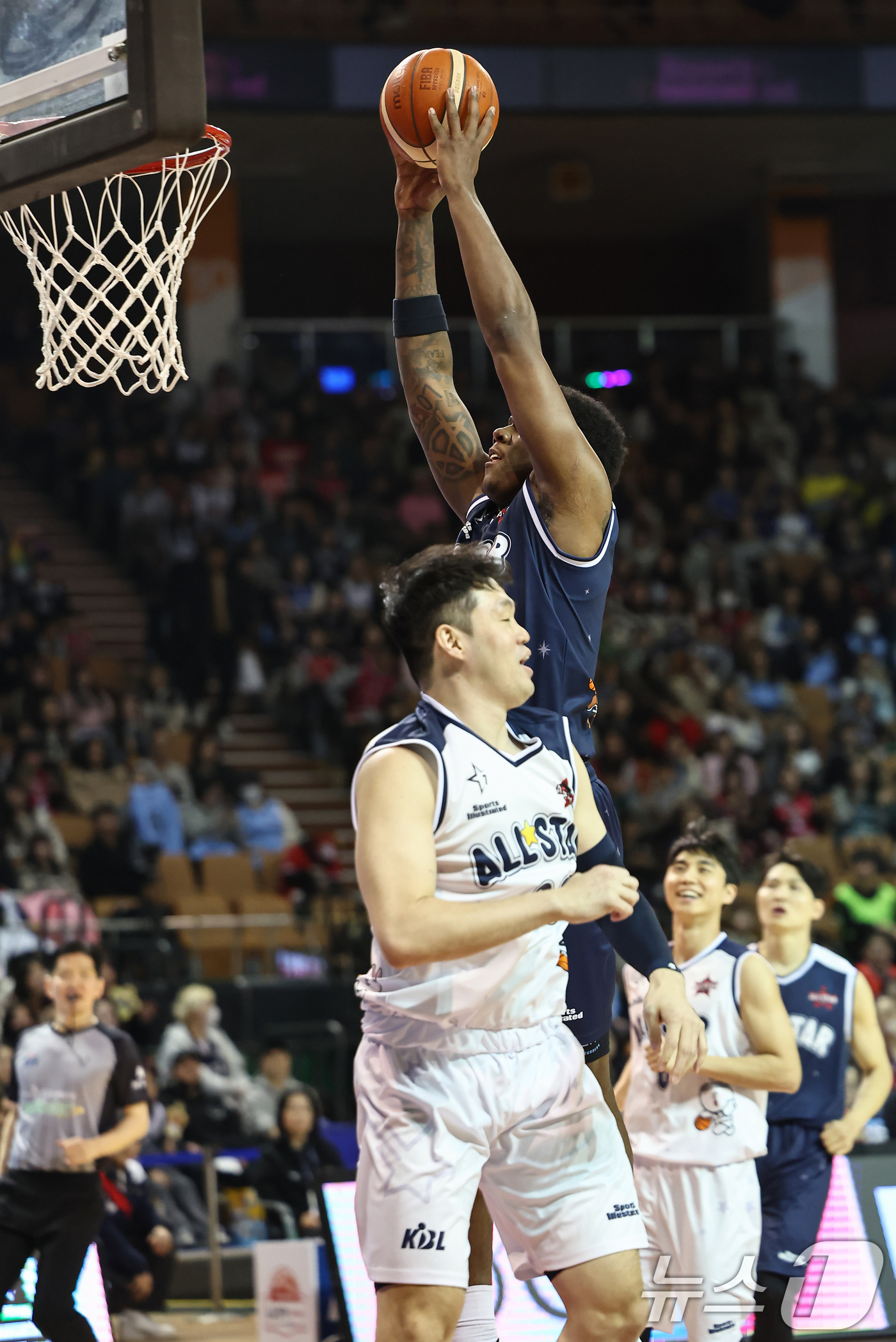 (서울=뉴스1) 김도우 기자 = 18일 오후 서울 송파구 잠실실내체육관에서 열린 2025-2026 LG전자 프로농구 올스타전 팀 브라운과 팀 코니의 경기, 팀 브라운 네이던 나이트 …