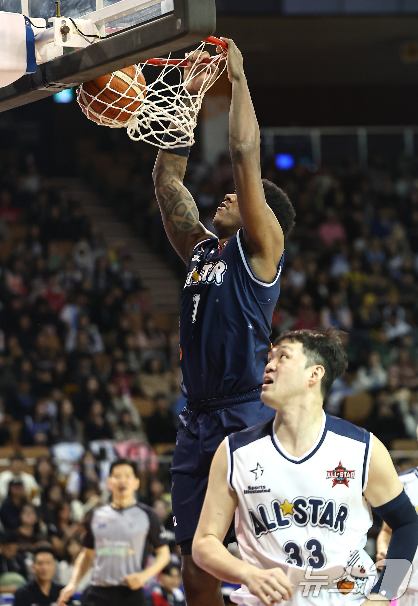 (서울=뉴스1) 김도우 기자 = 18일 오후 서울 송파구 잠실실내체육관에서 열린 2025-2026 LG전자 프로농구 올스타전 팀 브라운과 팀 코니의 경기, 팀 브라운 네이던 나이트 …