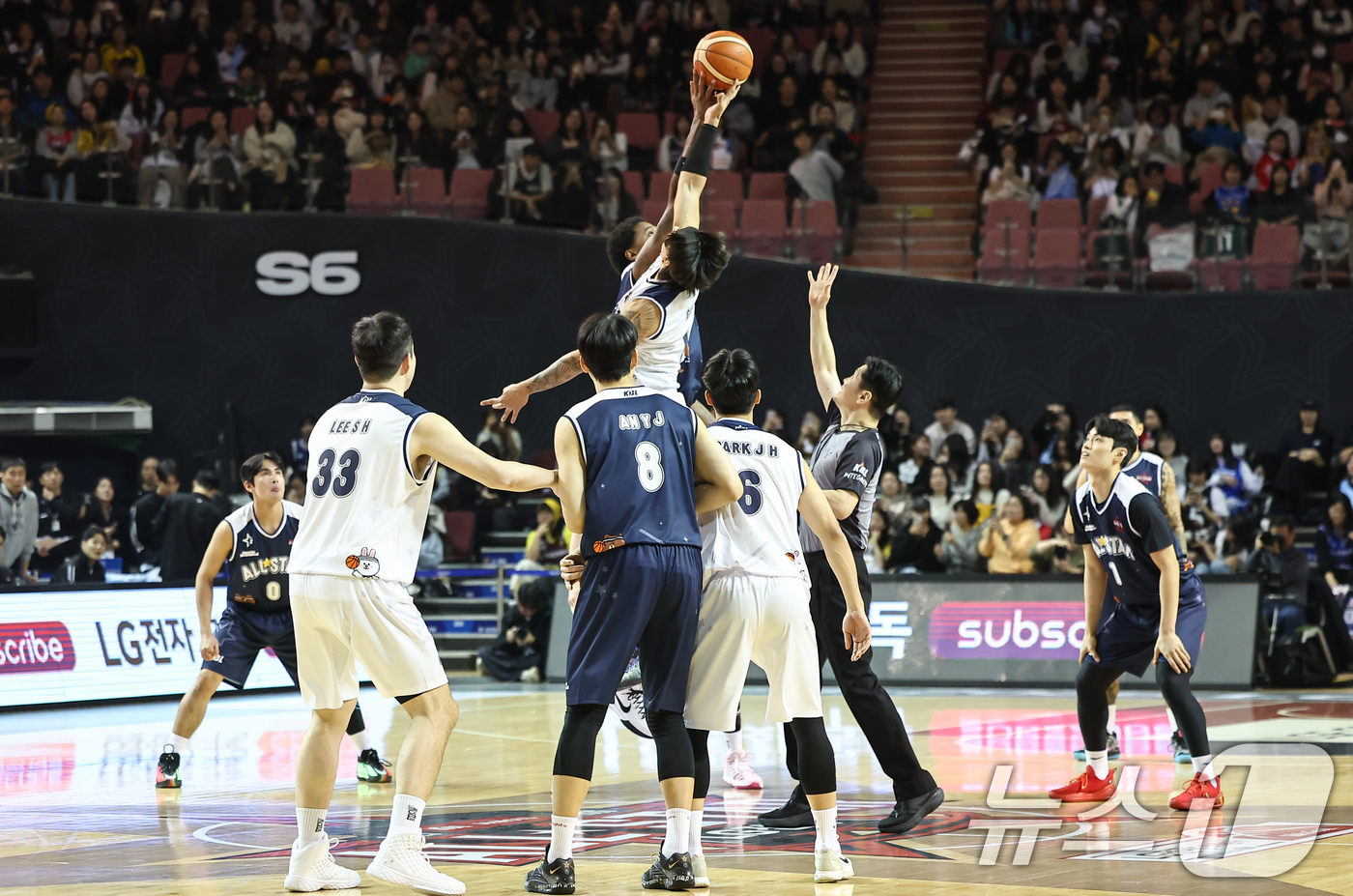 (서울=뉴스1) 김도우 기자 = 18일 오후 서울 송파구 잠실실내체육관에서 열린 2025-2026 LG전자 프로농구 올스타전 팀 브라운과 팀 코니의 경기, 양팀 선수들이 점프볼 하 …