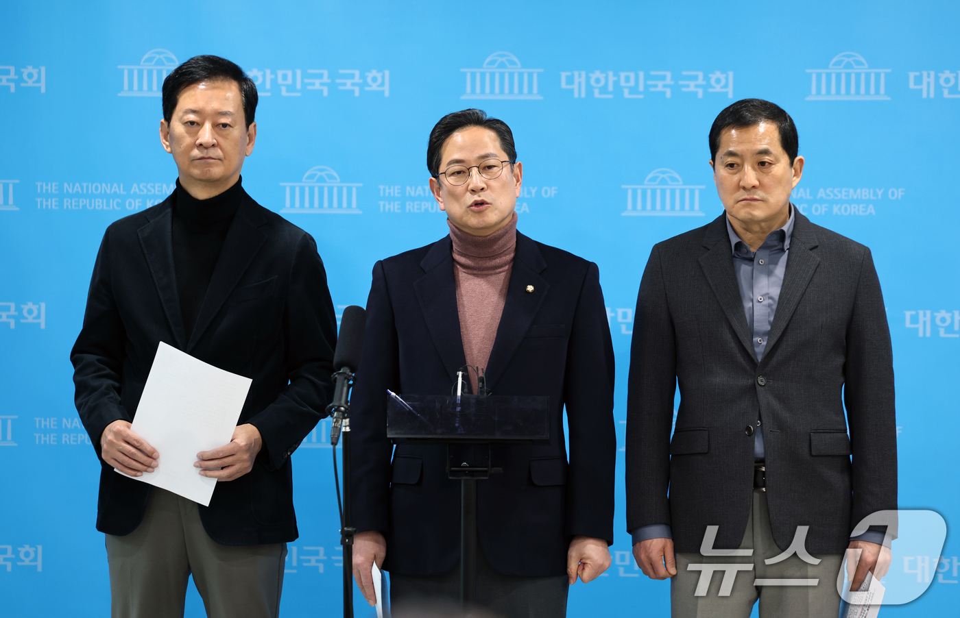 (서울=뉴스1) 이승배 기자 = 박수영 국민의힘 의원을 비롯한 재정경제기획위원들이 18일 서울 여의도 국회 소통관에서 이혜훈 기획예산처 장관 후보자 인사청문회 거부 입장을 밝히고 …