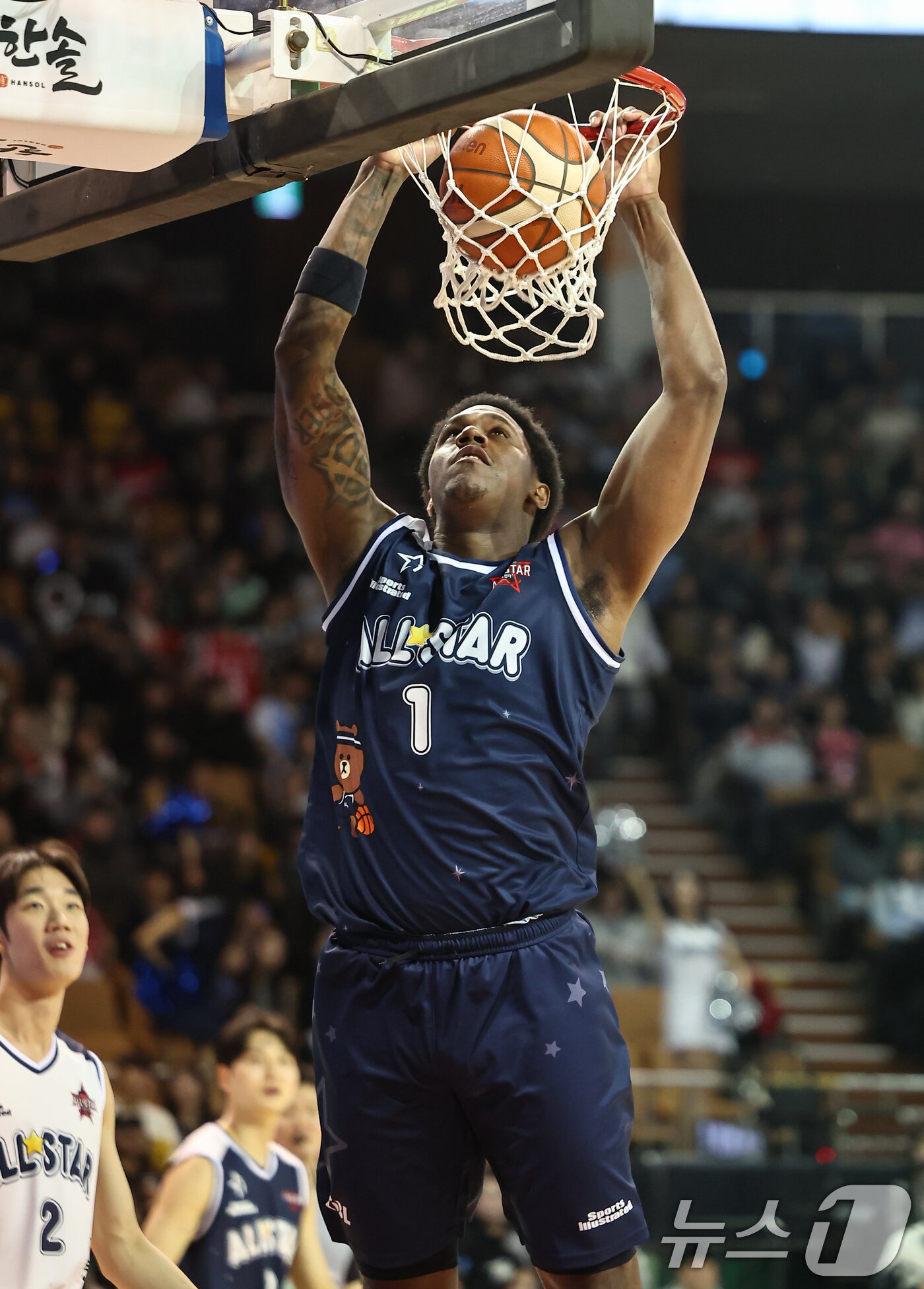 본문 이미지 - 18일 오후 서울 송파구 잠실실내체육관에서 열린 2025-2026 LG전자 프로농구 올스타전 팀 브라운과 팀 코니의 경기, 팀 브라운 네이던 나이트가 덩크슛을 하고 있다. 2026.1.18/뉴스1 ⓒ News1 김도우 기자