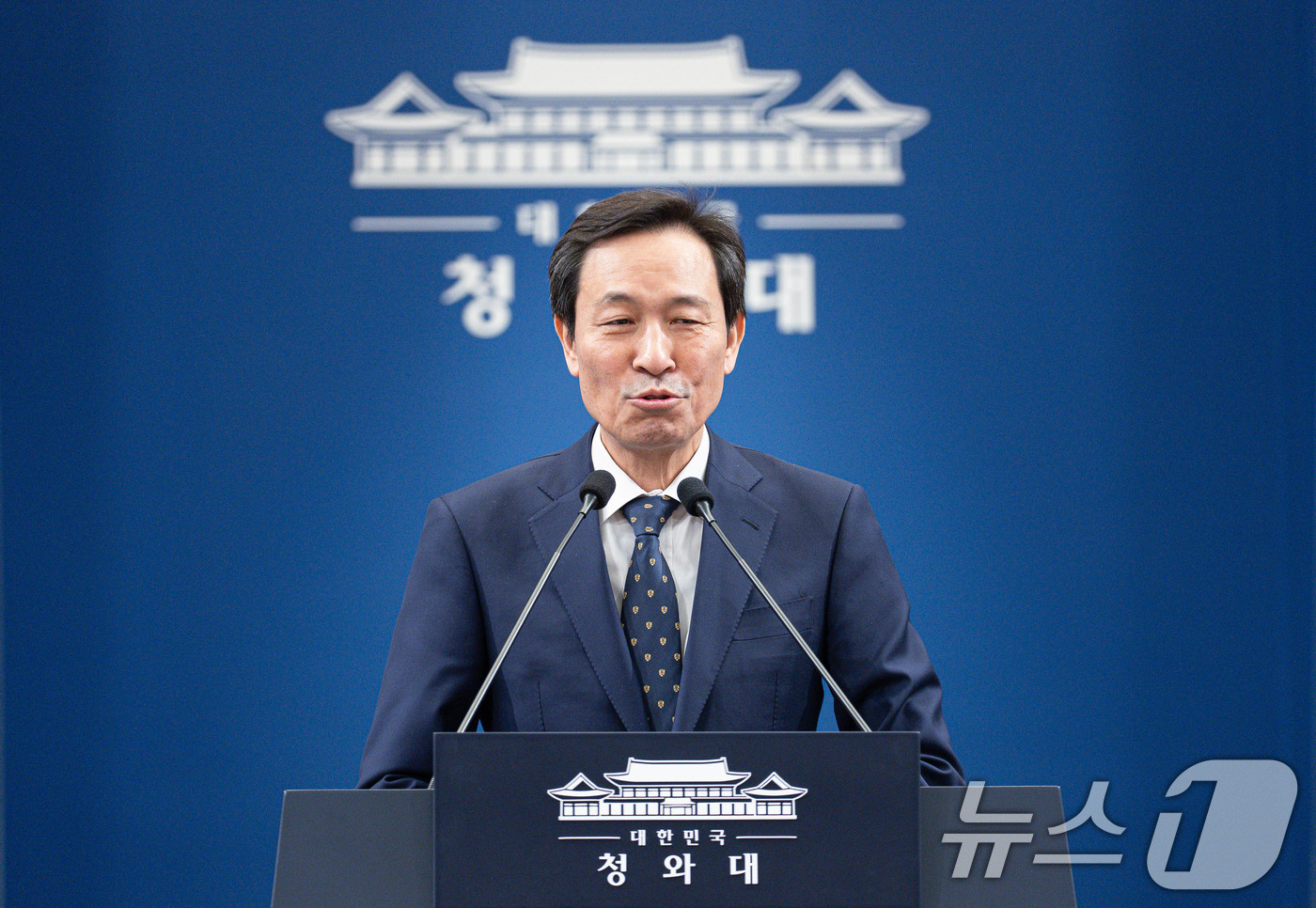 (서울=뉴스1) 이재명 기자 = 우상호 정무수석이 18일 청와대 춘추관에서 사직 인사말을 하고 있다.청와대는 이날 브리핑을 통해 정무수석비서관으로 홍익표 전 더불어민주당 원내대표를 …