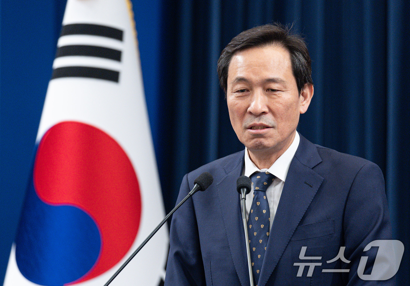 (서울=뉴스1) = 우상호 정무수석이 18일 청와대 춘추관에서 사직 인사말을 하고 있다.청와대는 이날 브리핑을 통해 정무수석비서관으로 홍익표 전 더불어민주당 원내대표를 발탁했다고 …