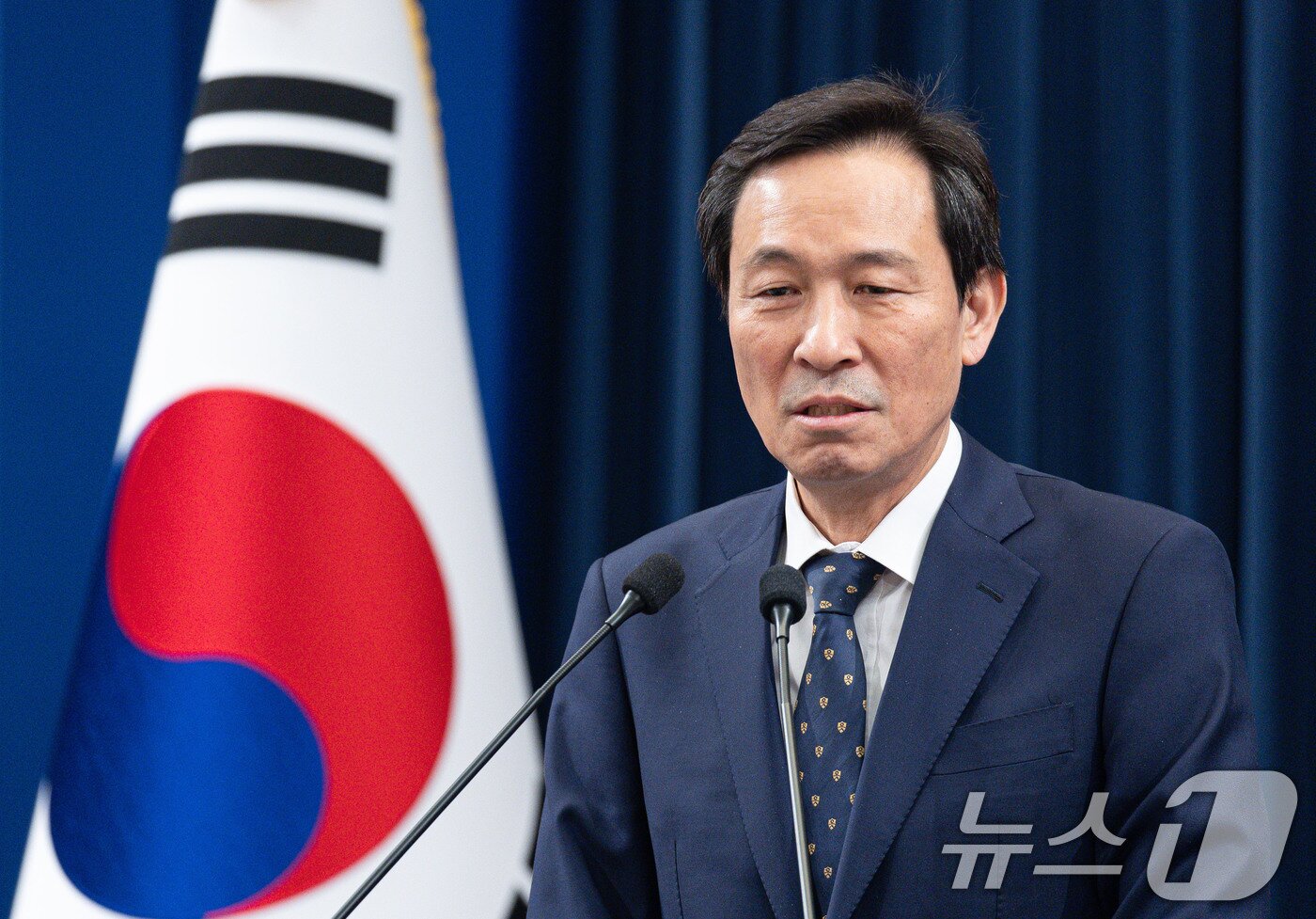 본문 이미지 - 우상호 정무수석이 18일 청와대 춘추관에서 사직 인사말을 하고 있다 2026.1.18/뉴스1