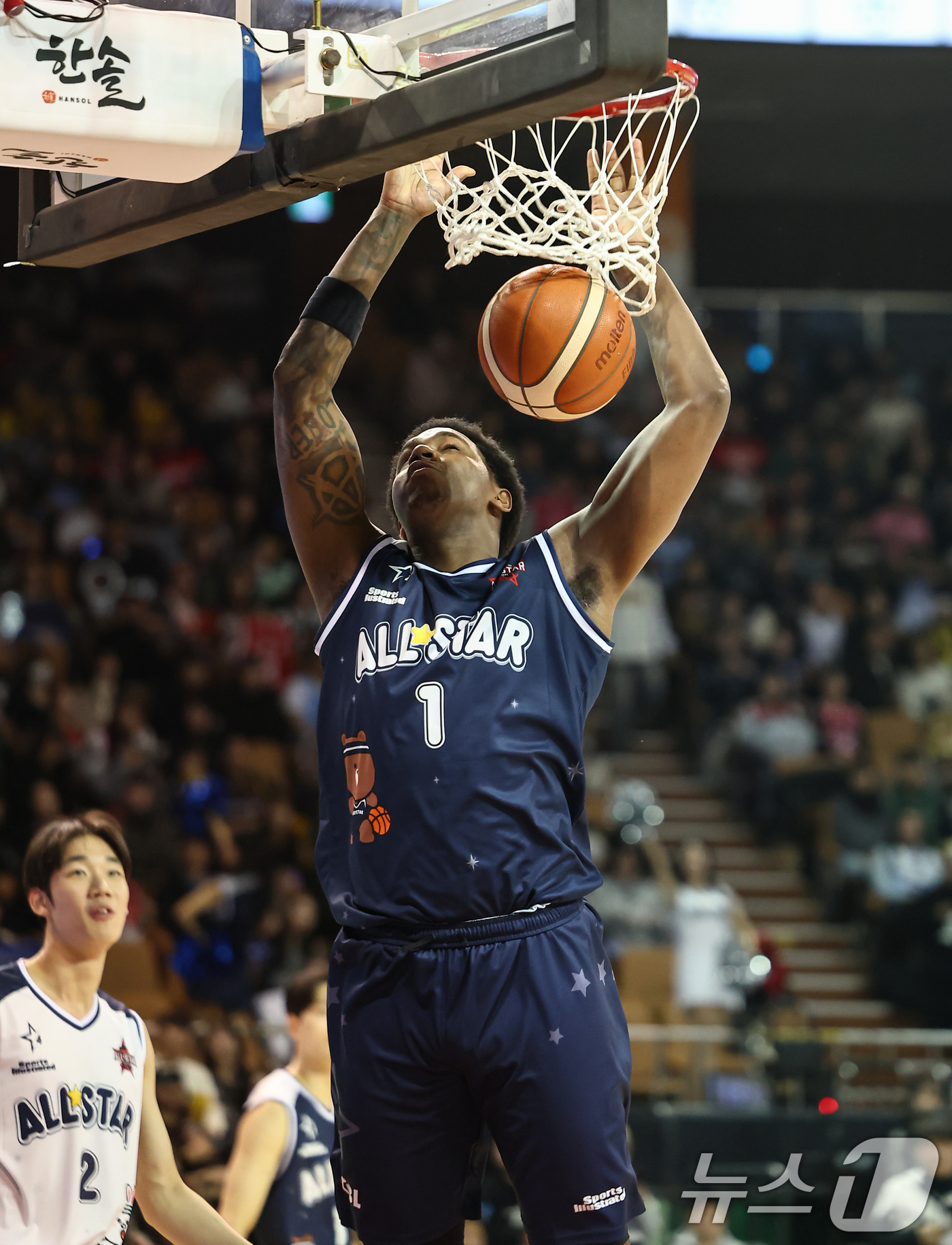 (서울=뉴스1) 김도우 기자 = 18일 오후 서울 송파구 잠실실내체육관에서 열린 2025-2026 LG전자 프로농구 올스타전 팀 브라운과 팀 코니의 경기, 팀 브라운 네이던 나이트 …