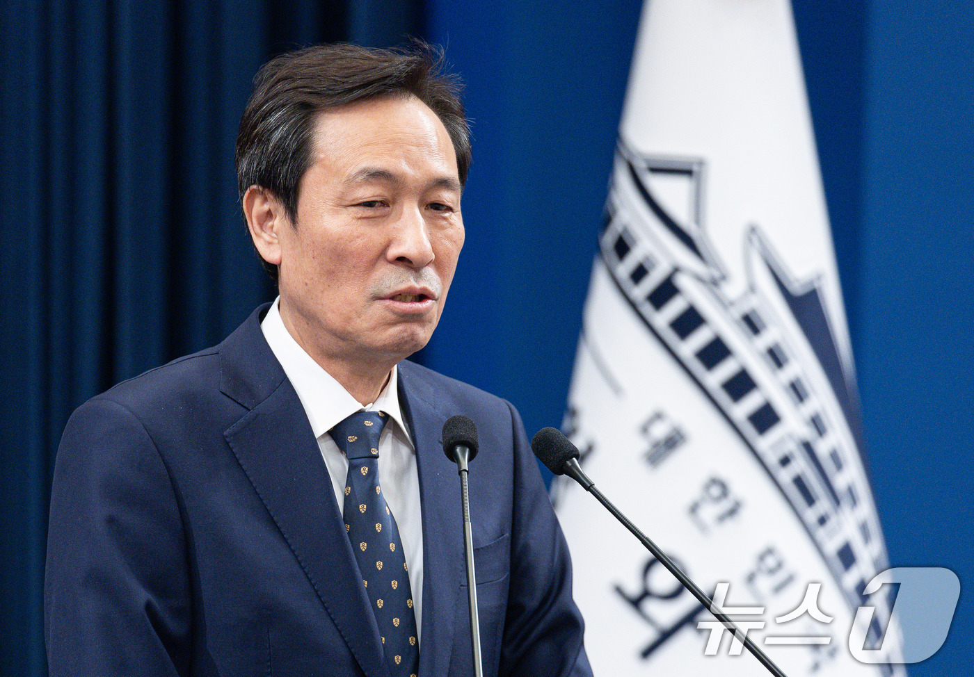 (서울=뉴스1) 이재명 기자 = 우상호 정무수석이 18일 청와대 춘추관에서 사직 인사말을 하고 있다.청와대는 이날 브리핑을 통해 정무수석비서관으로 홍익표 전 더불어민주당 원내대표를 …