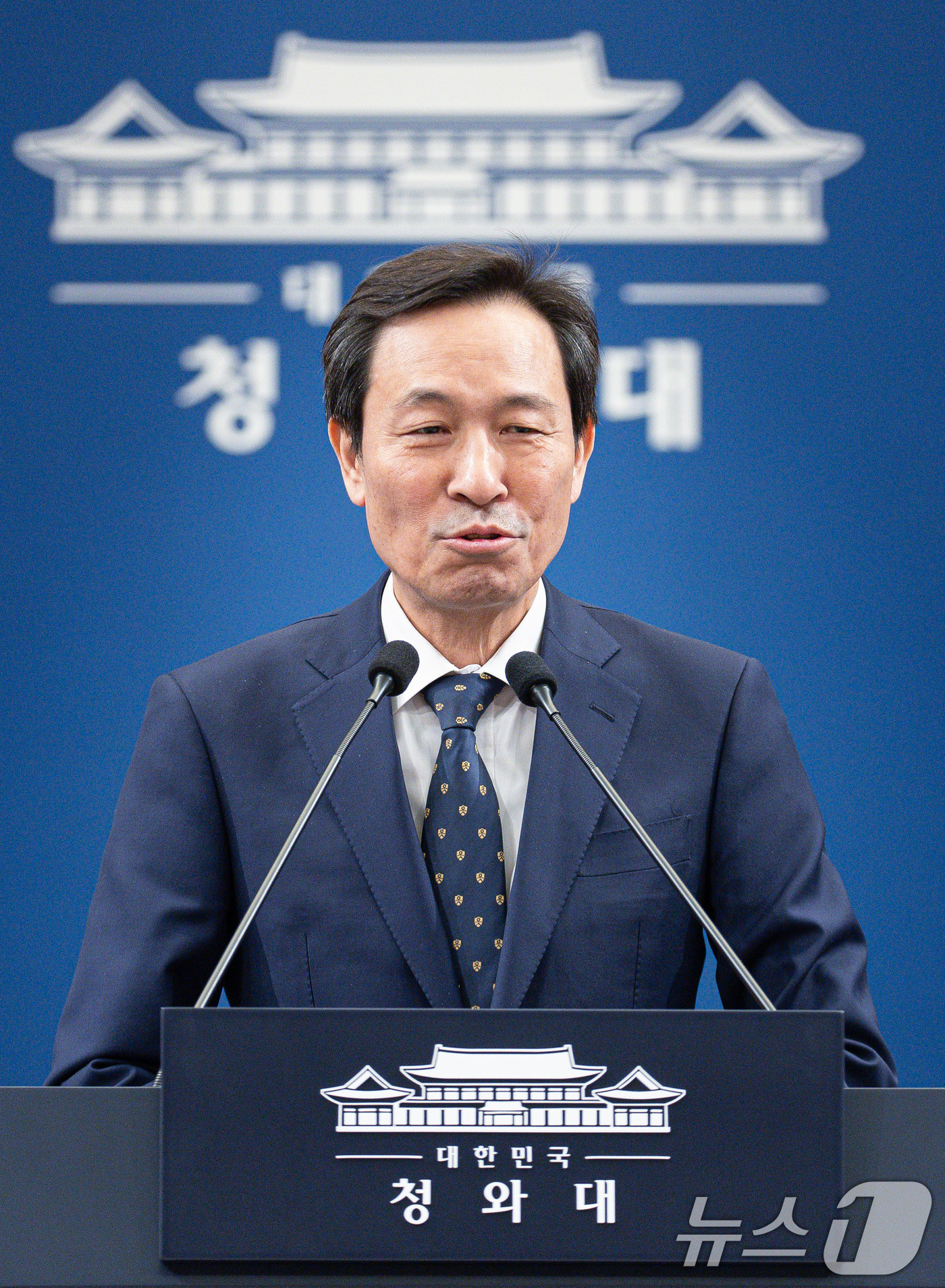 (서울=뉴스1) 이재명 기자 = 우상호 정무수석이 18일 청와대 춘추관에서 사직 인사말을 하고 있다.청와대는 이날 브리핑을 통해 정무수석비서관으로 홍익표 전 더불어민주당 원내대표를 …