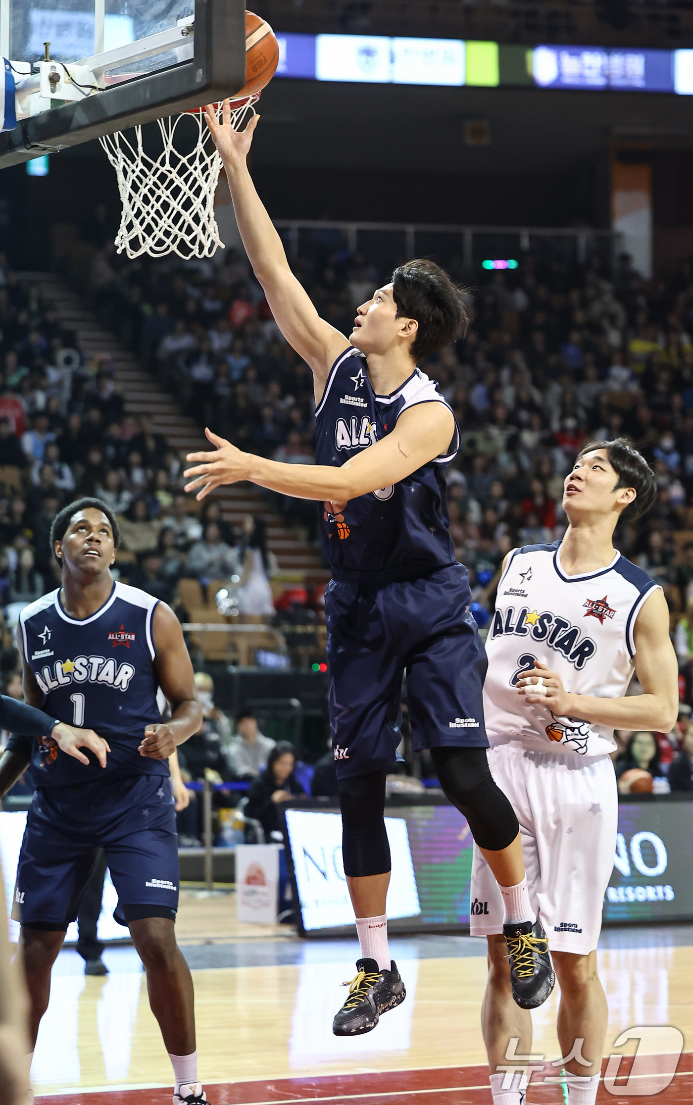 (서울=뉴스1) 김도우 기자 = 18일 오후 서울 송파구 잠실실내체육관에서 열린 2025-2026 LG전자 프로농구 올스타전 팀 브라운과 팀 코니의 경기, 팀 브라운 안영준이 슛을 …