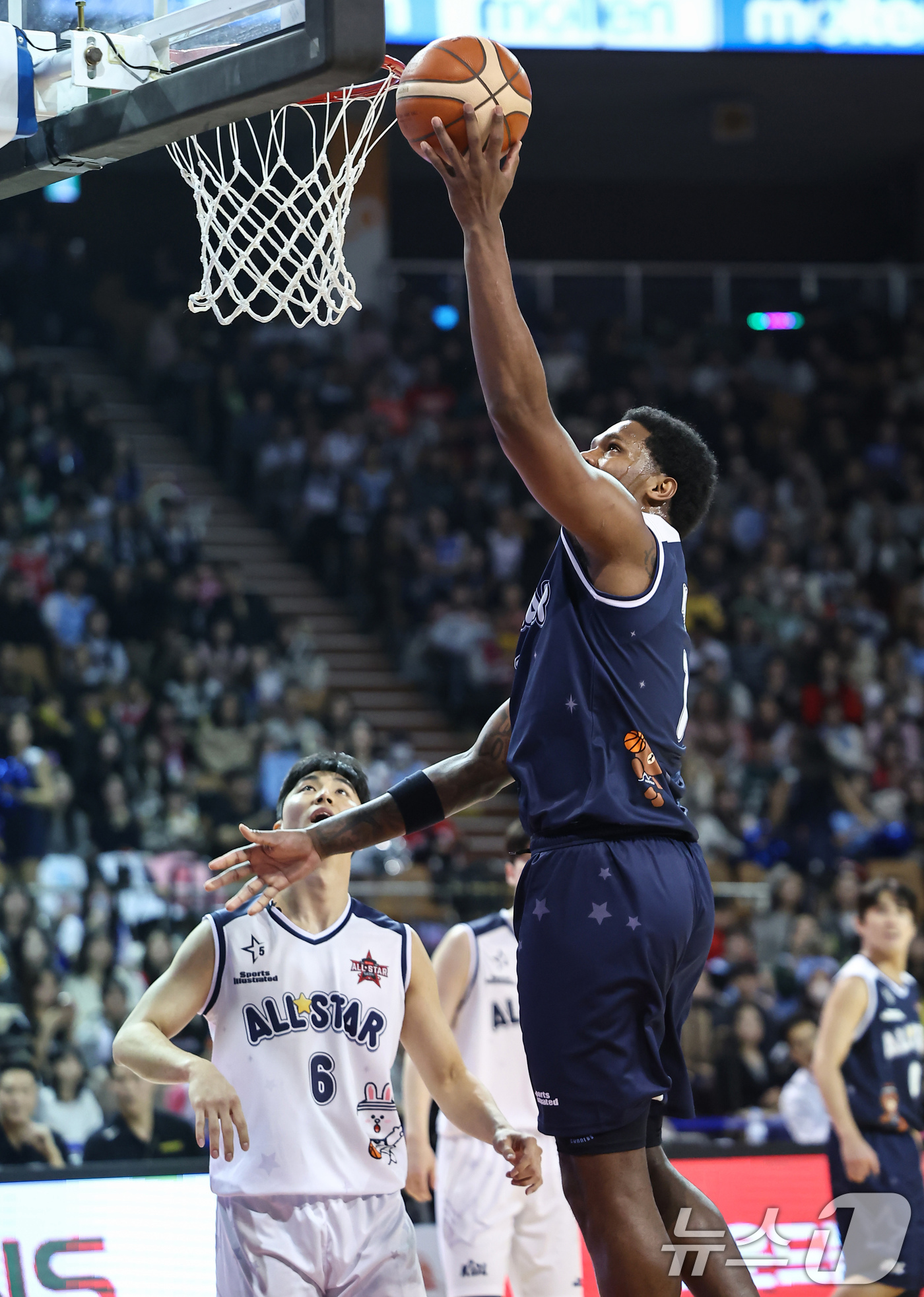 (서울=뉴스1) 김도우 기자 = 18일 오후 서울 송파구 잠실실내체육관에서 열린 2025-2026 LG전자 프로농구 올스타전 팀 브라운과 팀 코니의 경기, 팀 브라운 네이던 나이트 …