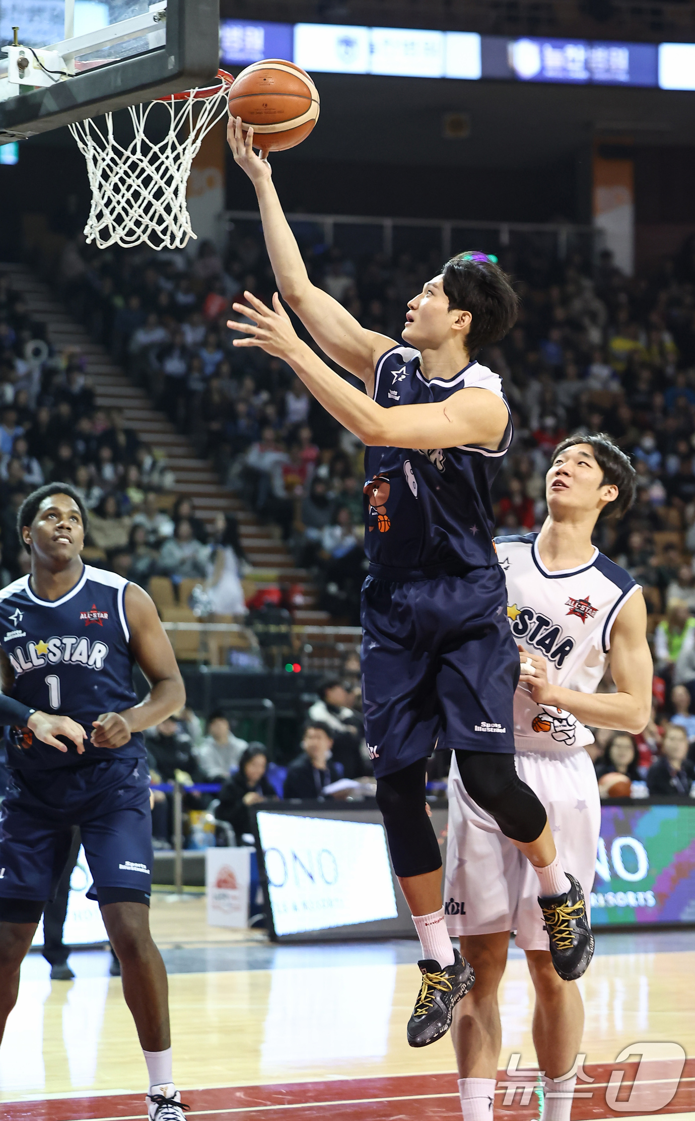 (서울=뉴스1) 김도우 기자 = 18일 오후 서울 송파구 잠실실내체육관에서 열린 2025-2026 LG전자 프로농구 올스타전 팀 브라운과 팀 코니의 경기, 팀 브라운 안영준이 슛을 …