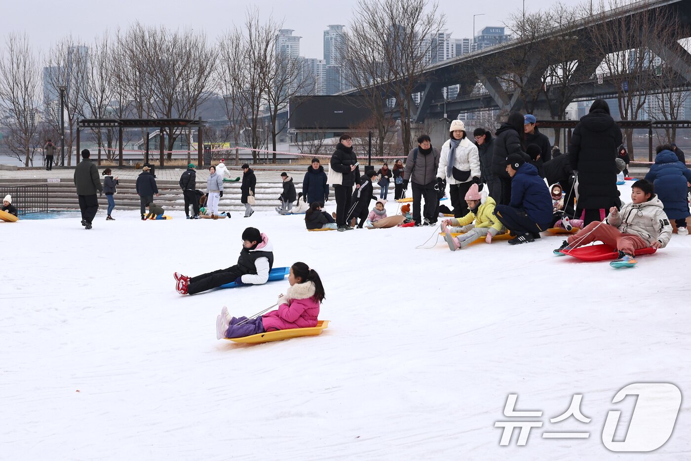 본문 이미지 - 18일 오후 서울 뚝섬한강공원 눈썰매장을 찾은 시민들이 썰매를 타고 있다. 2026.1.18/뉴스1 ⓒ News1 구윤성 기자