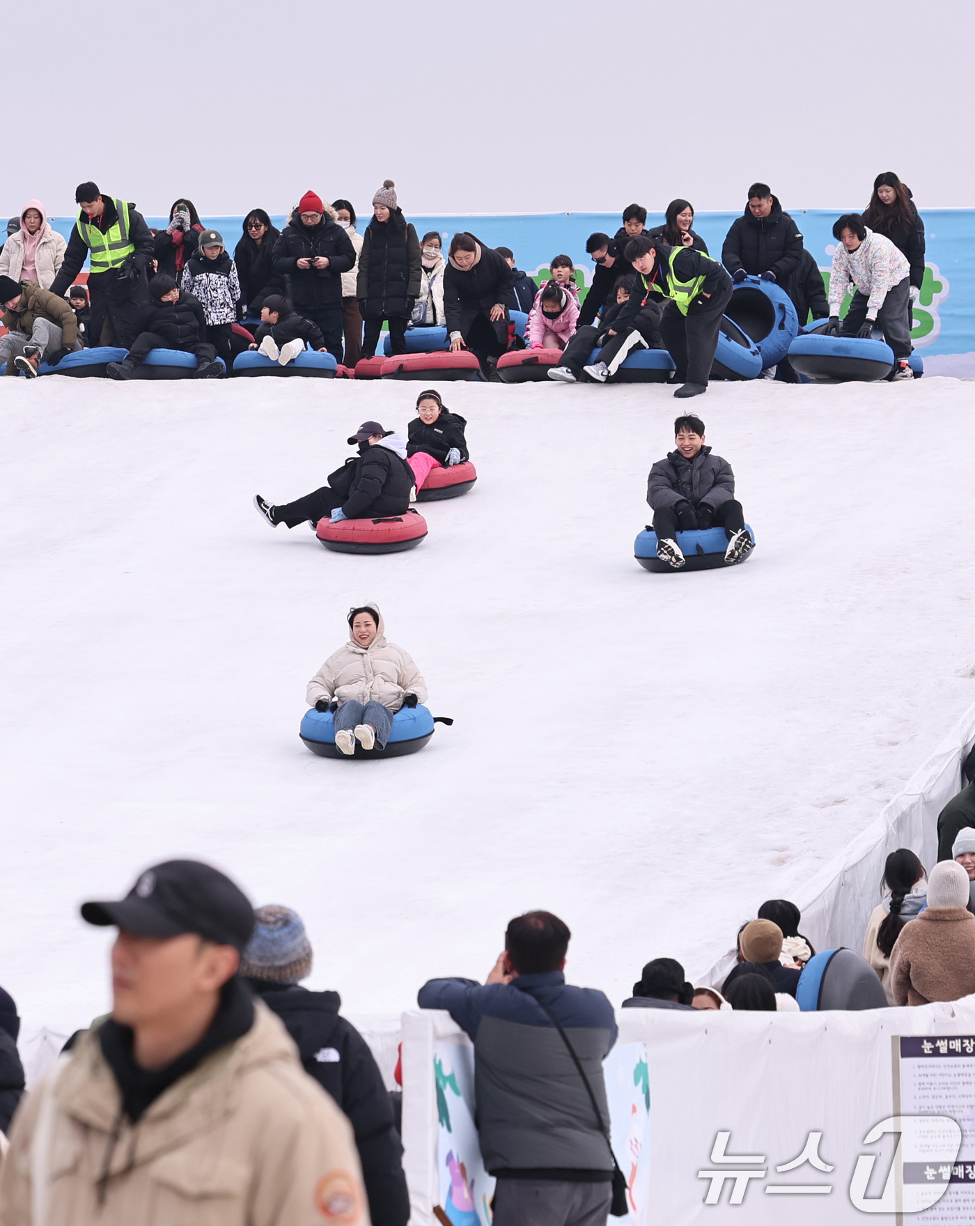 (서울=뉴스1) 구윤성 기자 = 18일 오후 서울 뚝섬한강공원 눈썰매장을 찾은 시민들이 썰매를 타고 있다.  2026.1.18/뉴스1