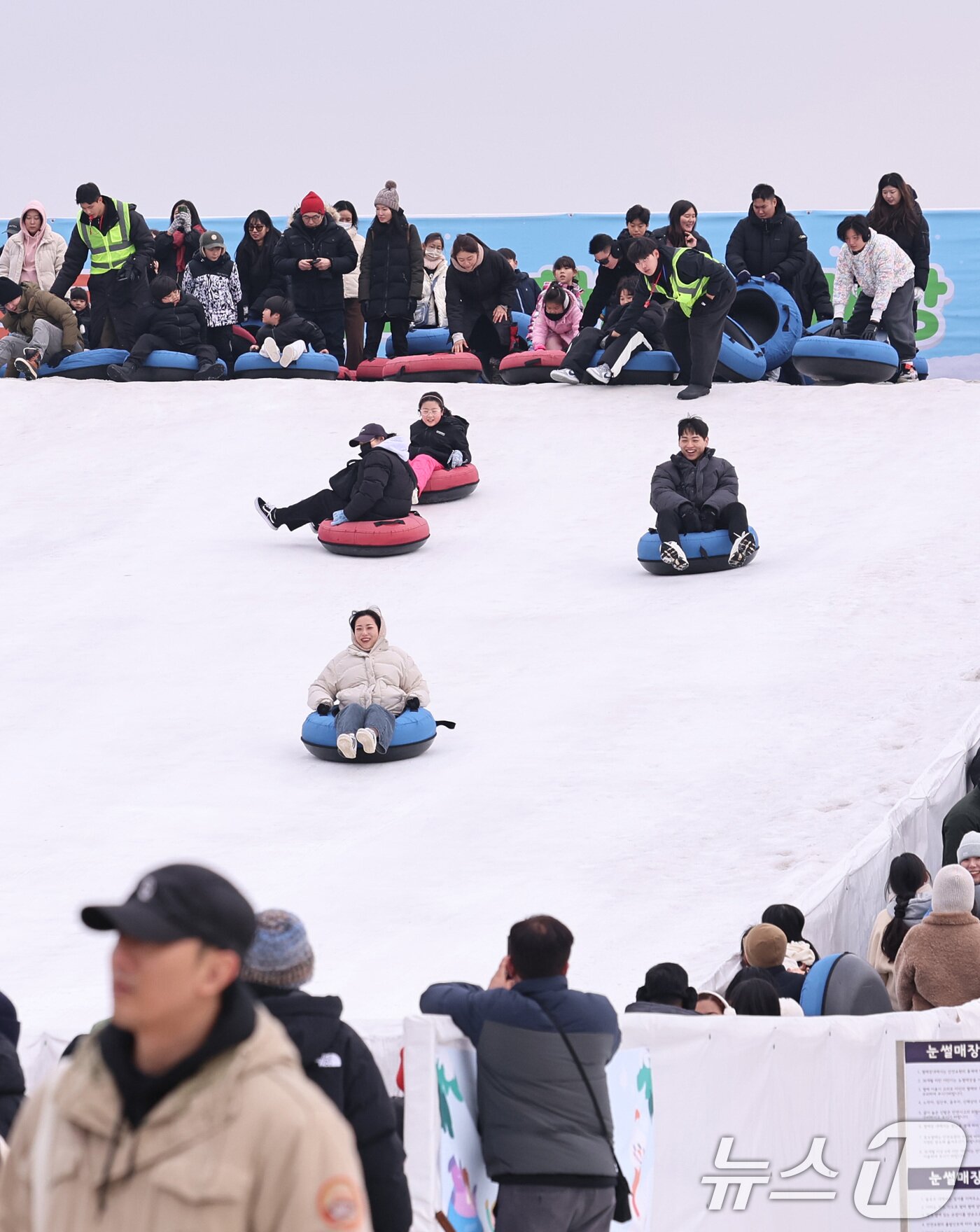 본문 이미지 - 18일 오후 서울 뚝섬한강공원 눈썰매장을 찾은 시민들이 썰매를 타고 있다. 2026.1.18/뉴스1 ⓒ News1 구윤성 기자