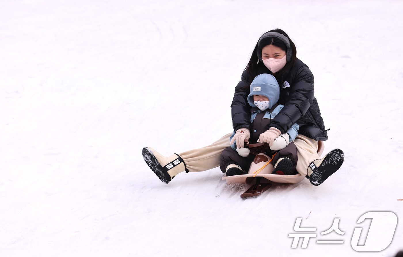 (서울=뉴스1) 구윤성 기자 = 18일 오후 서울 뚝섬한강공원 눈썰매장을 찾은 시민들이 썰매를 타고 있다.  2026.1.18/뉴스1