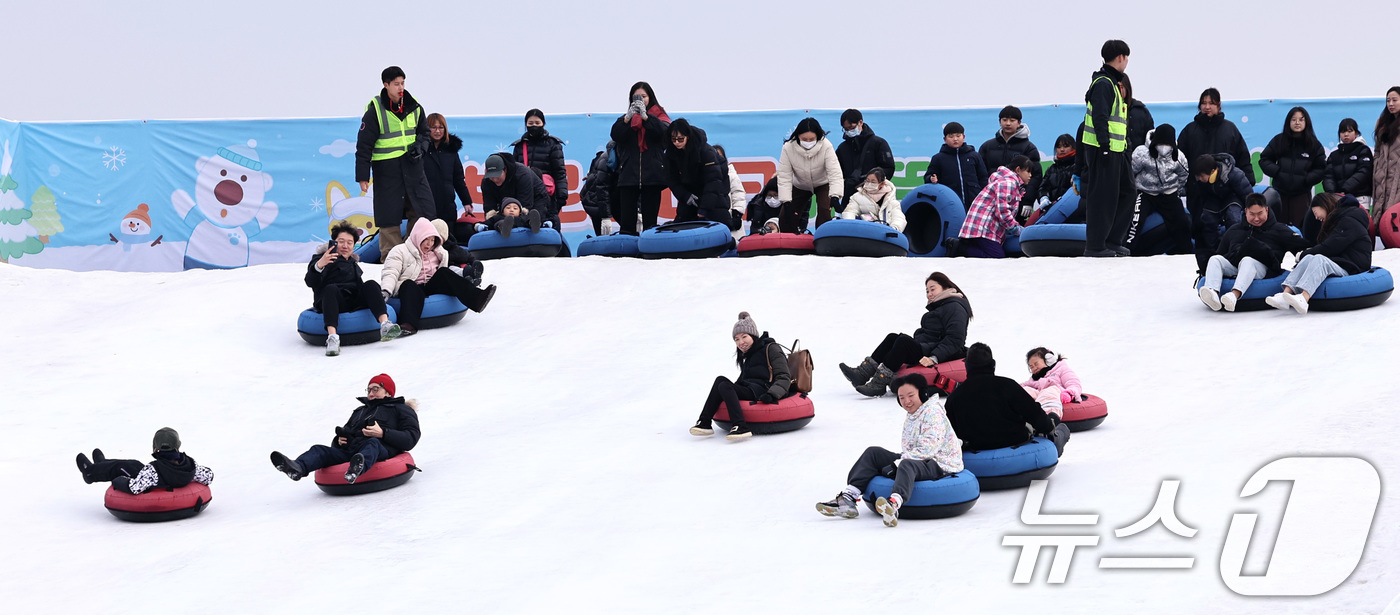 (서울=뉴스1) 구윤성 기자 = 18일 오후 서울 뚝섬한강공원 눈썰매장을 찾은 시민들이 썰매를 타고 있다.  2026.1.18/뉴스1