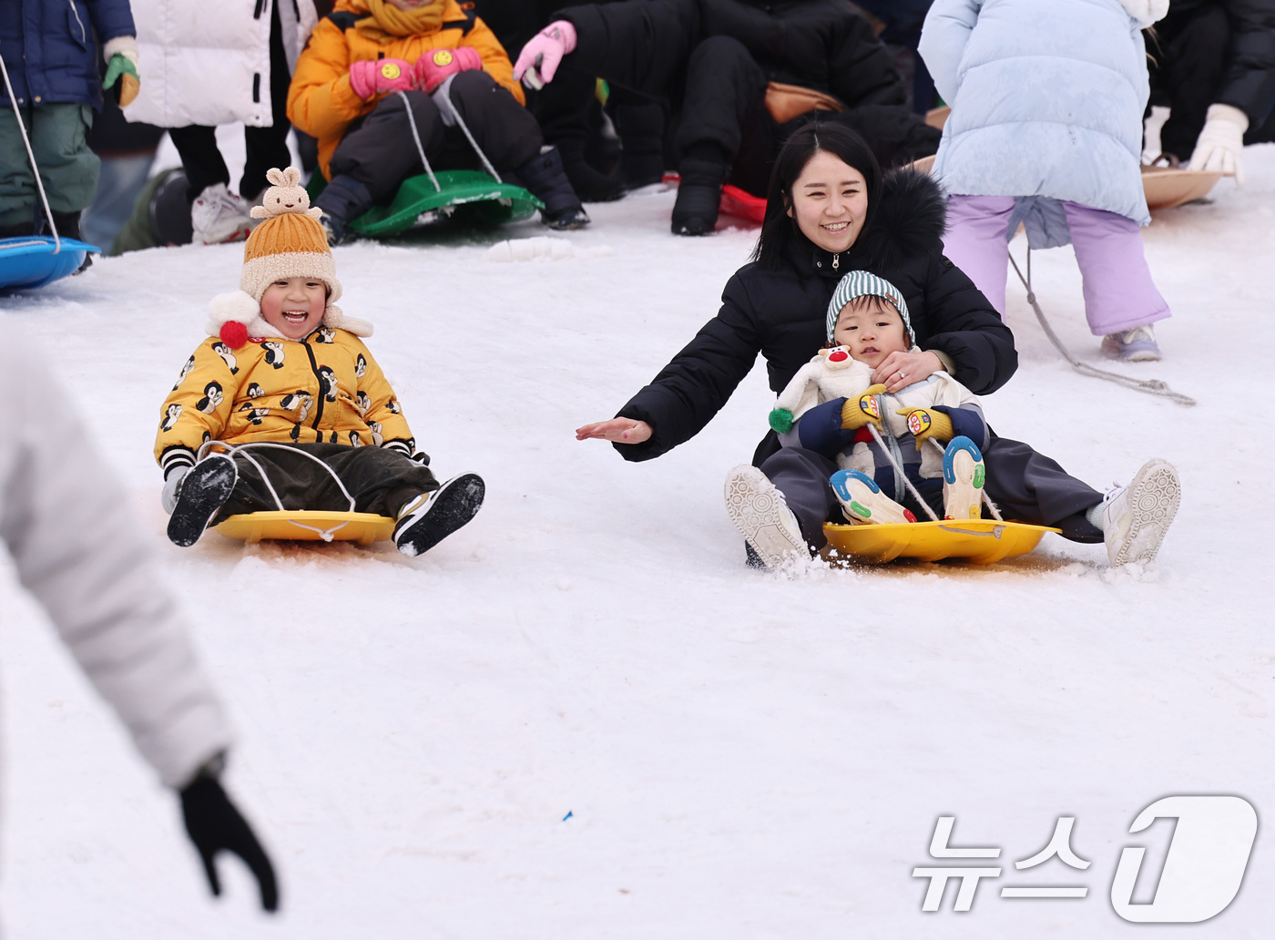 (서울=뉴스1) 구윤성 기자 = 18일 오후 서울 뚝섬한강공원 눈썰매장을 찾은 시민들이 썰매를 타고 있다.  2026.1.18/뉴스1