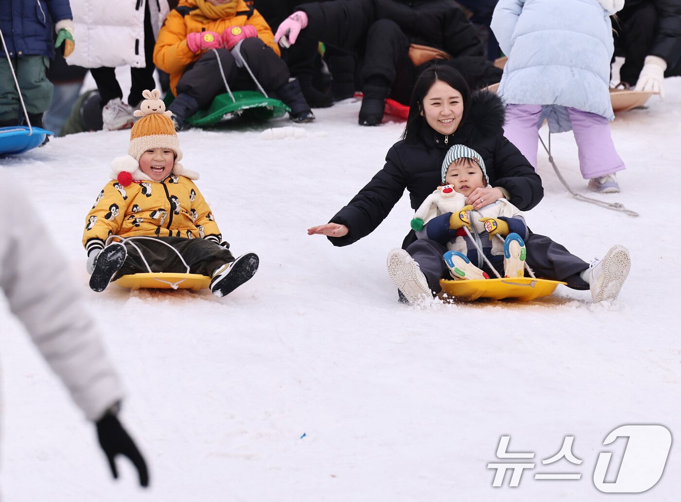 본문 이미지 - 18일 오후 서울 뚝섬한강공원 눈썰매장을 찾은 시민들이 썰매를 타고 있다. 2026.1.18/뉴스1 ⓒ News1 구윤성 기자